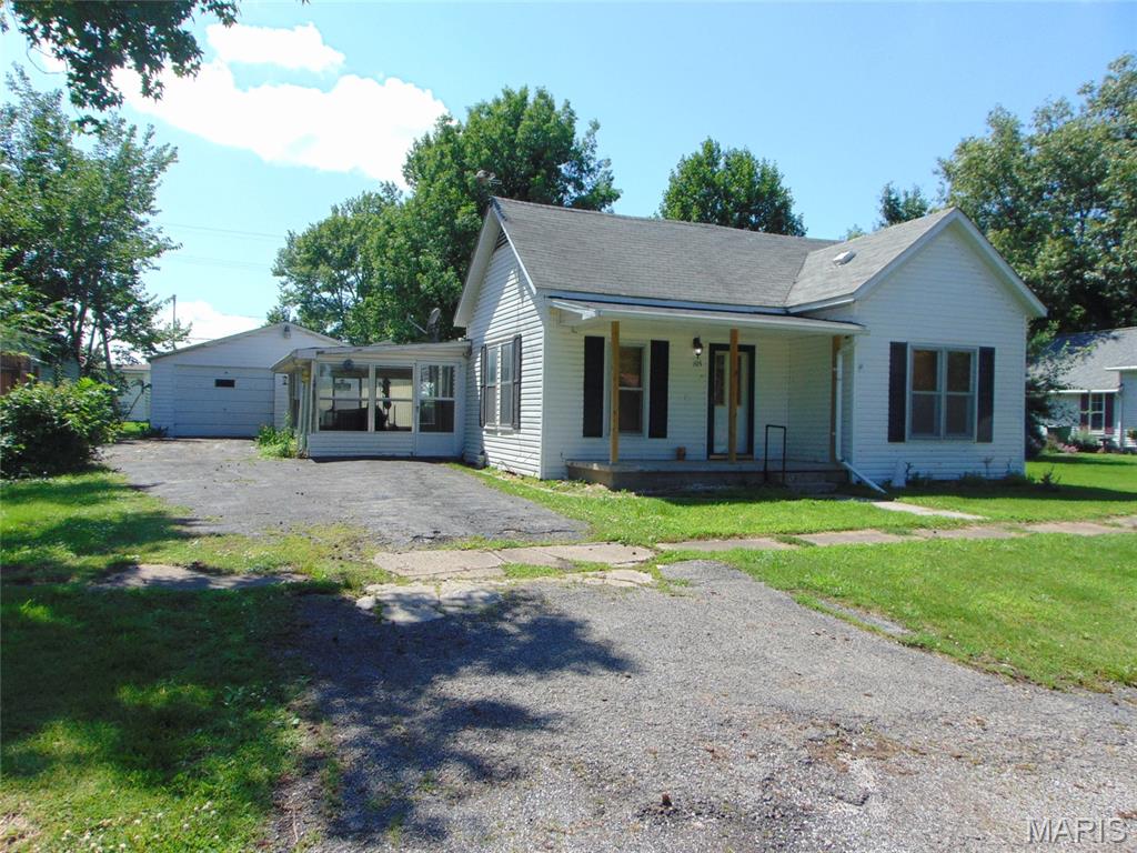 Residential for sale – 105 N 6th Street  Elkville, IL