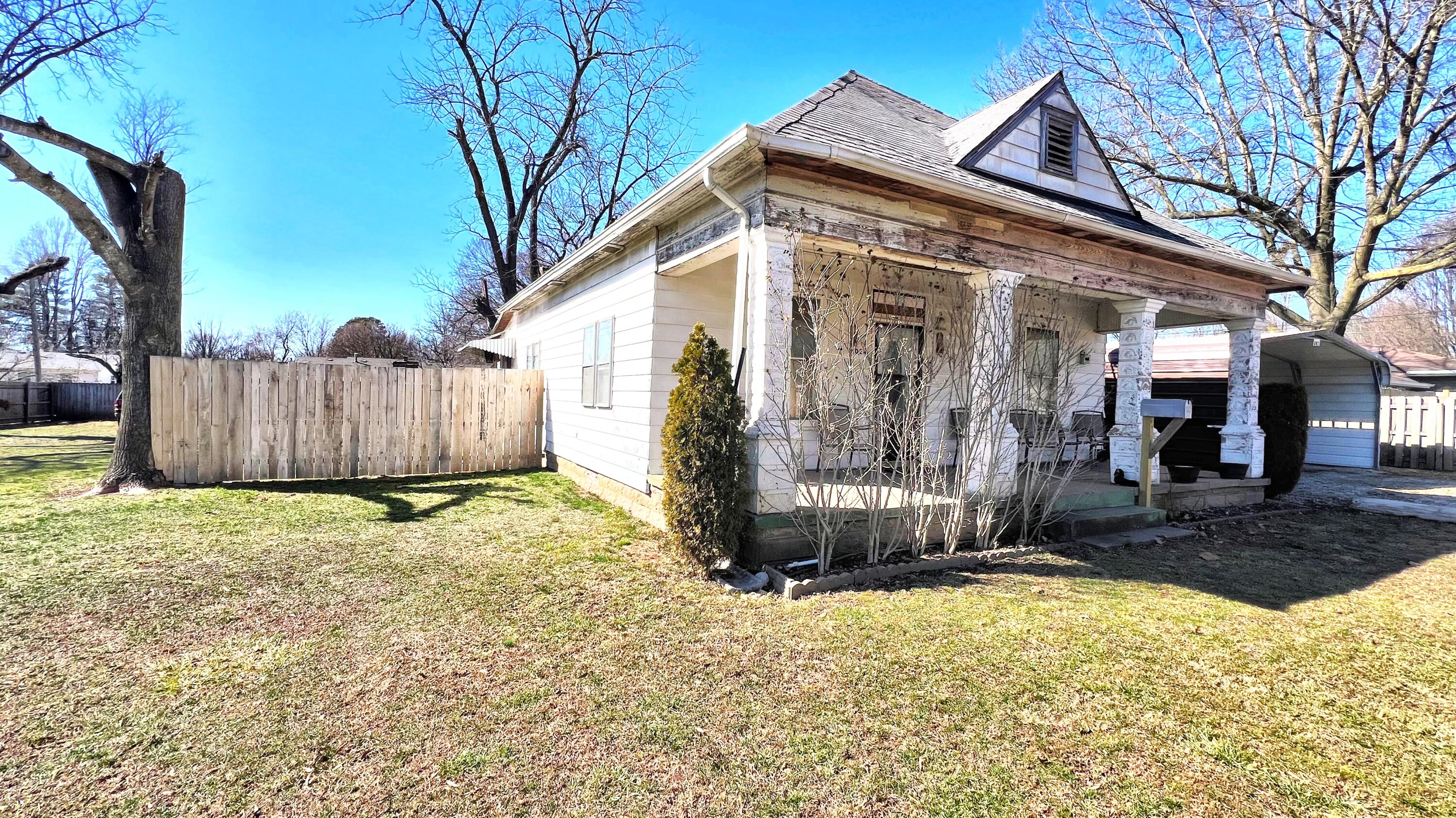 Residential for sale – 802  First Avenue  Monett, MO