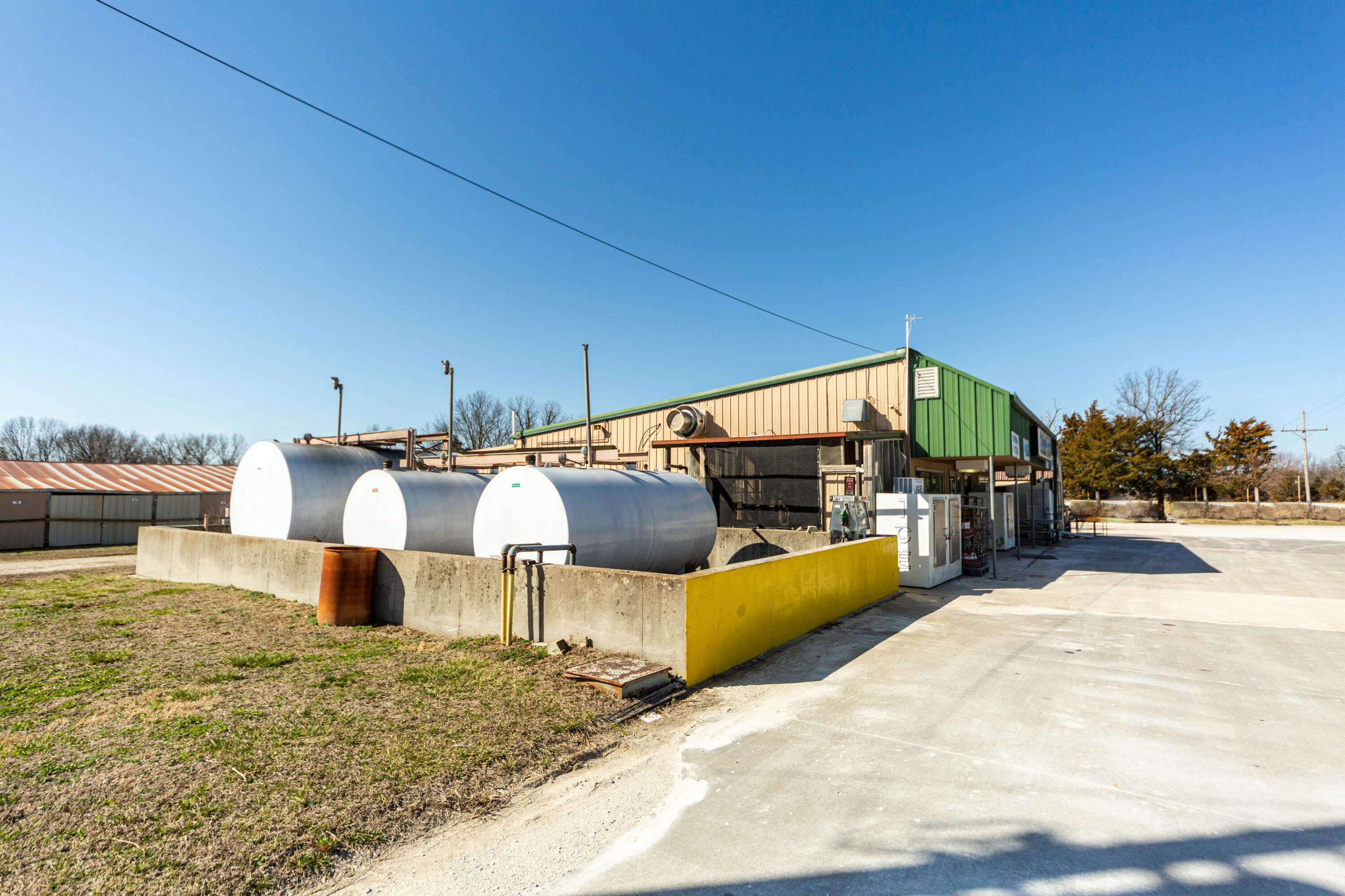 Photo 5 - Commercial Sale for sale – 784 E State Highway 215   Dadeville, MO