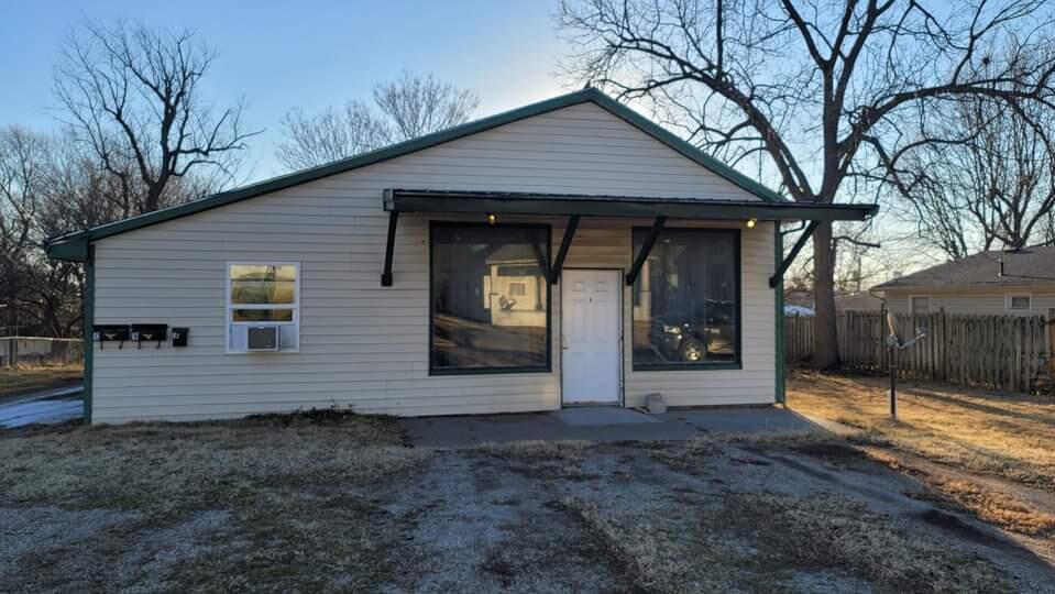 Residential Income for sale – 505  9th   Monett, MO