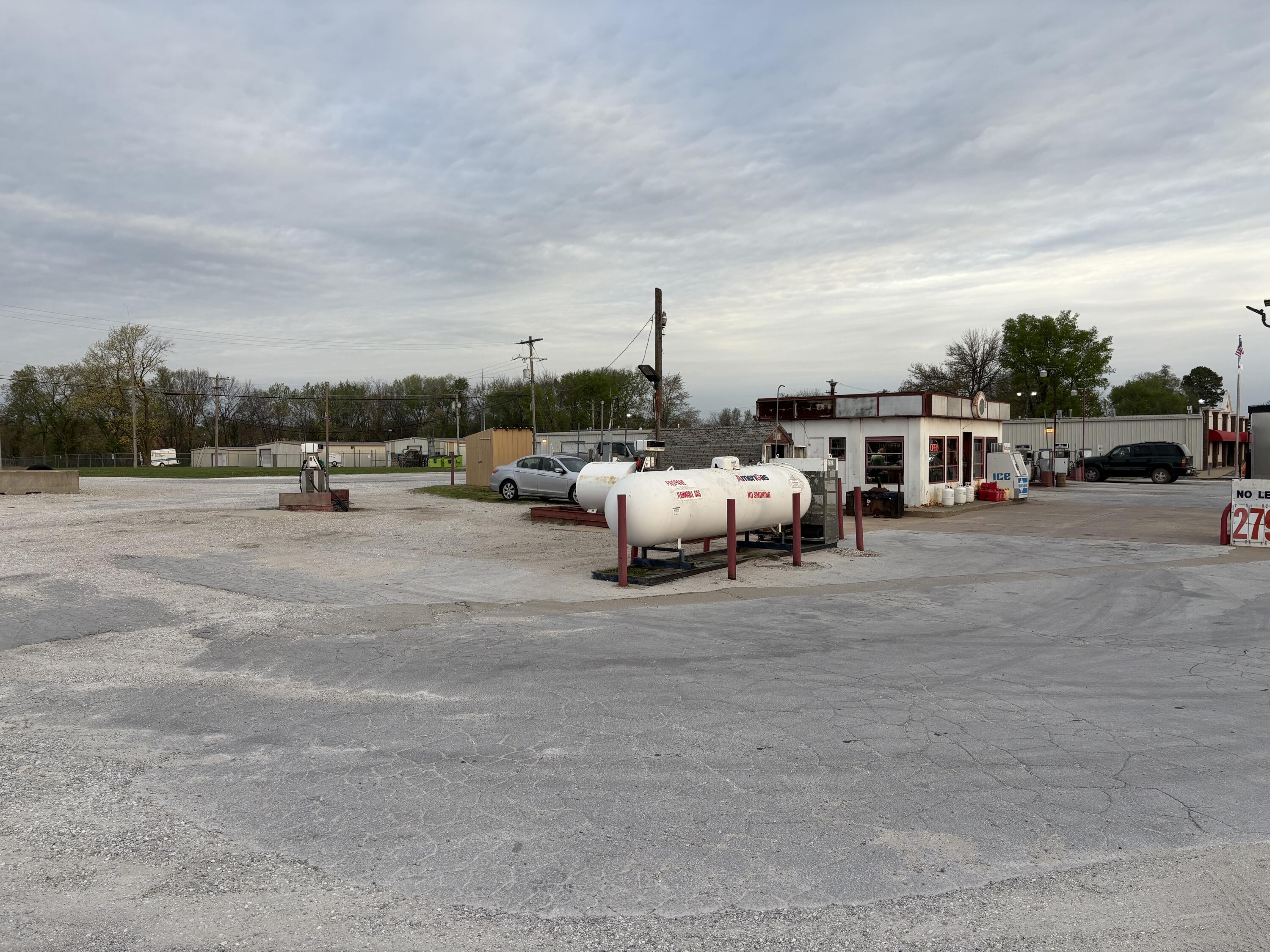 Photo 3 - Commercial Sale for sale – 3505 W Division   Springfield, MO