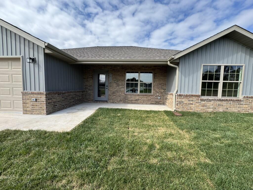 Photo 2 - Residential for sale – 1618  Ridgemont Avenue  Monett, MO