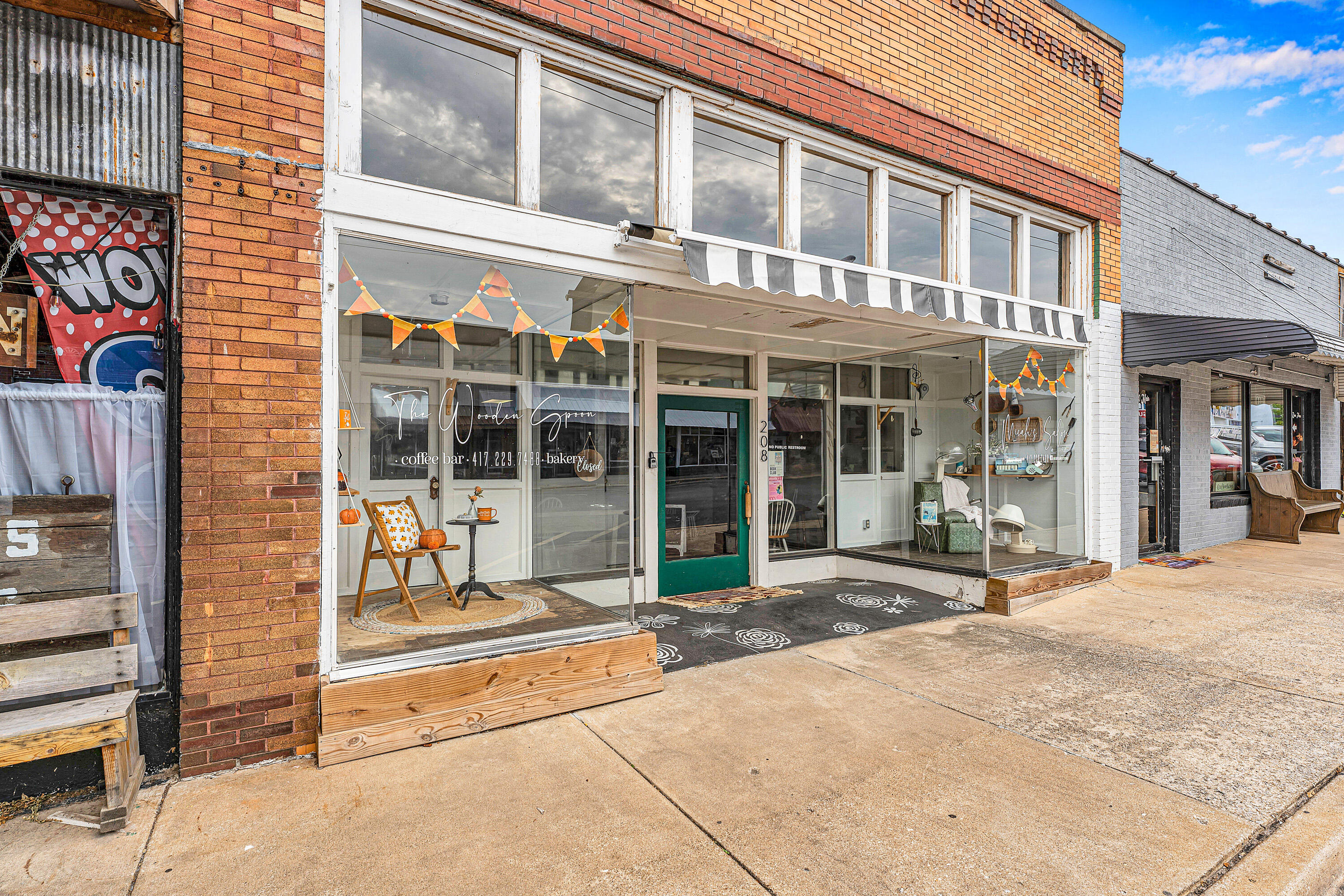 Commercial Sale for sale – 208  Main Street  Crane, MO