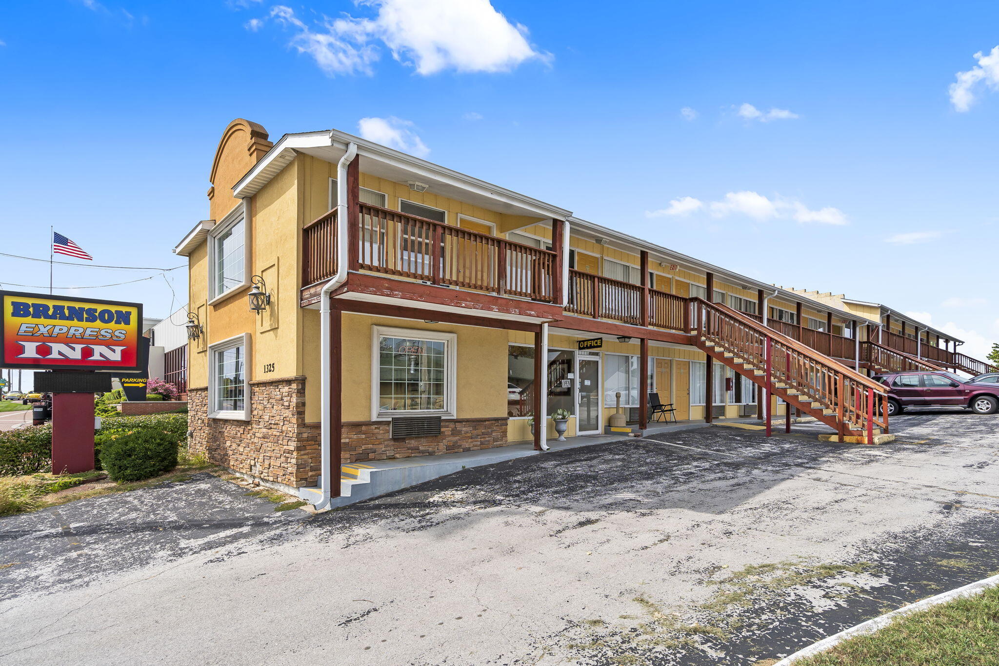 Photo 4 - Commercial Sale for sale – 1325 W 76 Country Boulevard  Branson, MO