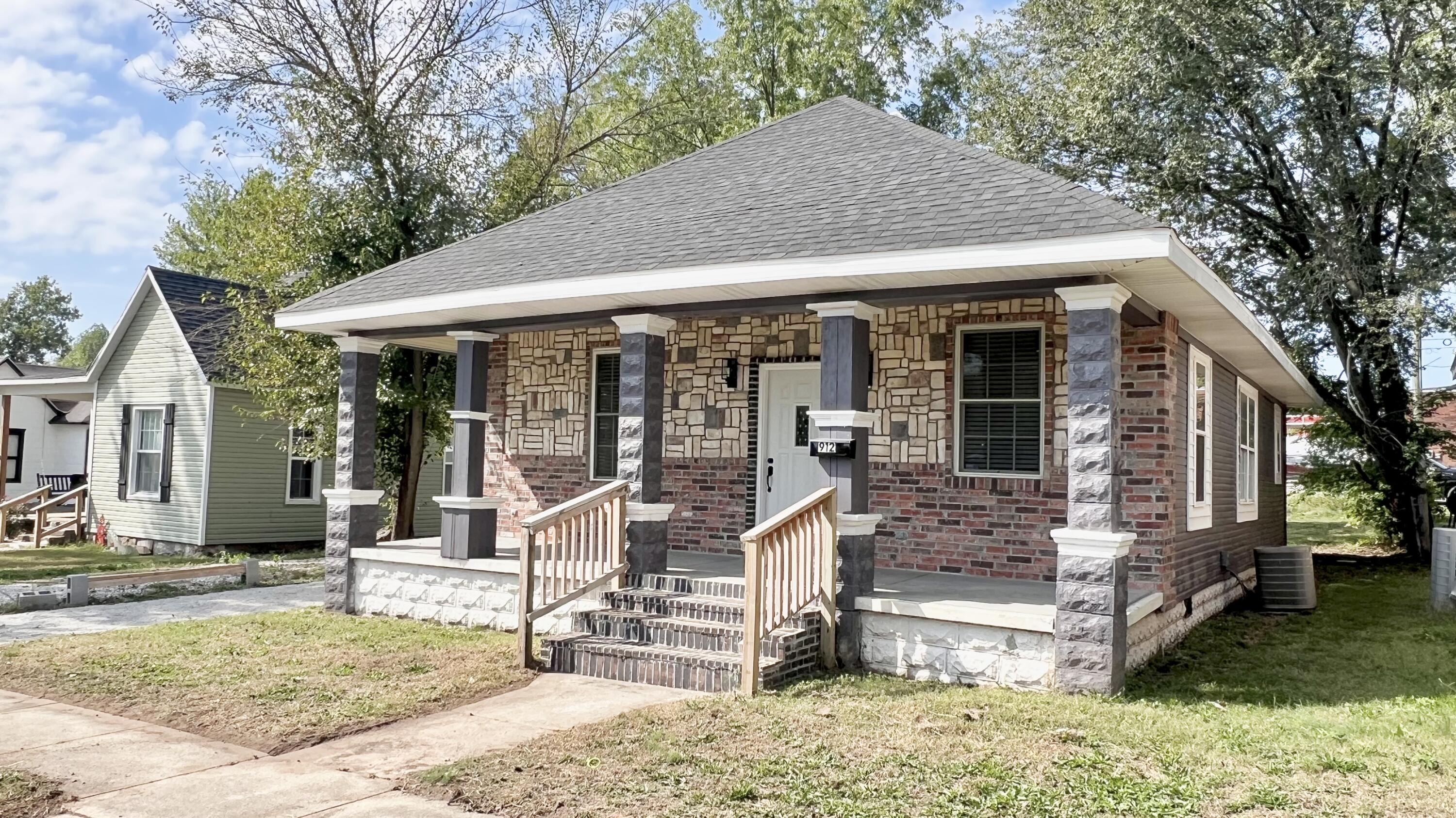 Residential for sale – 912  3rd Street  Monett, MO
