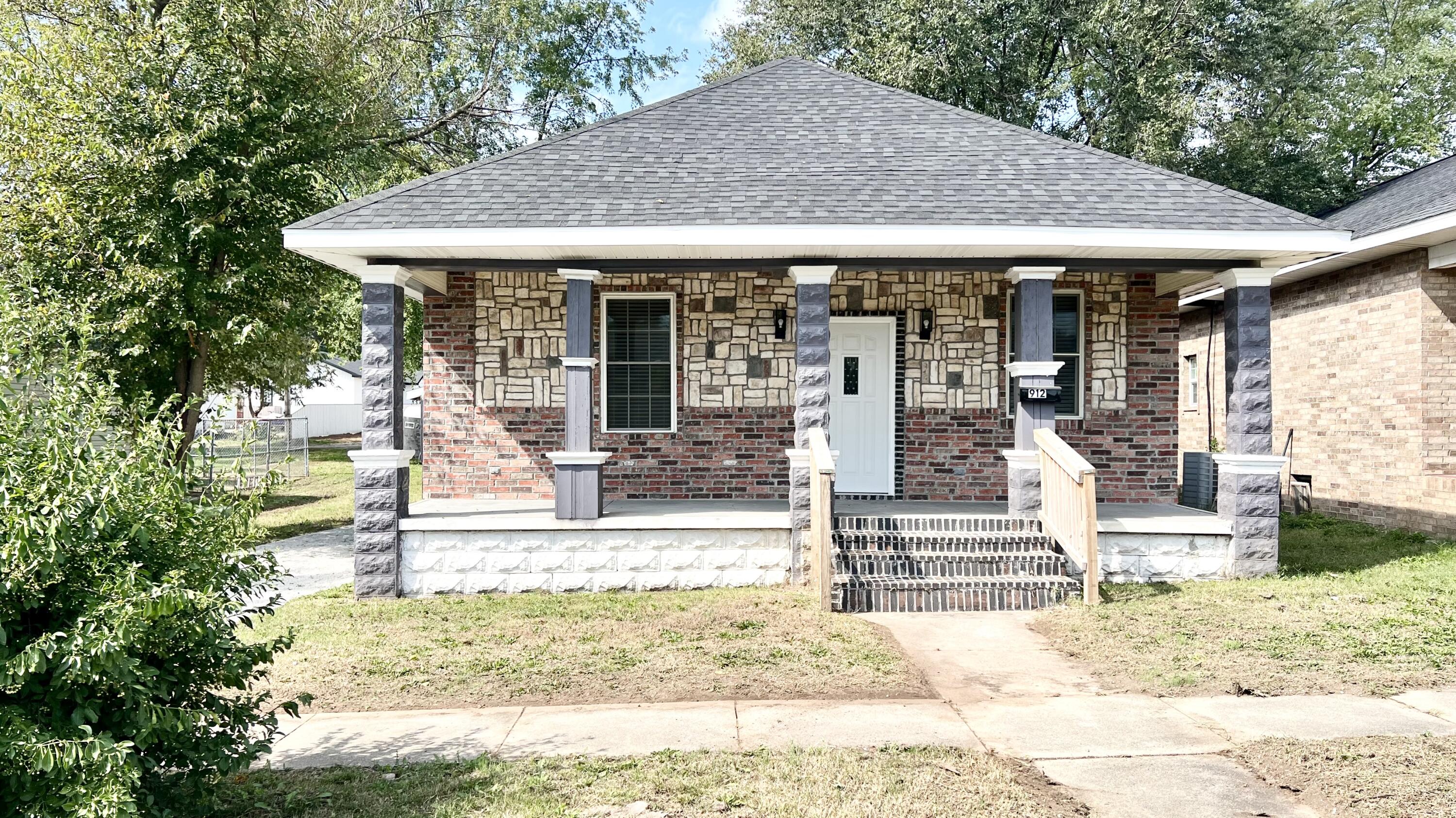 Photo 3 - Residential for sale – 912  3rd Street  Monett, MO
