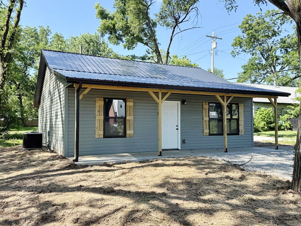 Photo 2 - Residential for sale – 106 E Lafayette Street  El Dorado Springs, MO