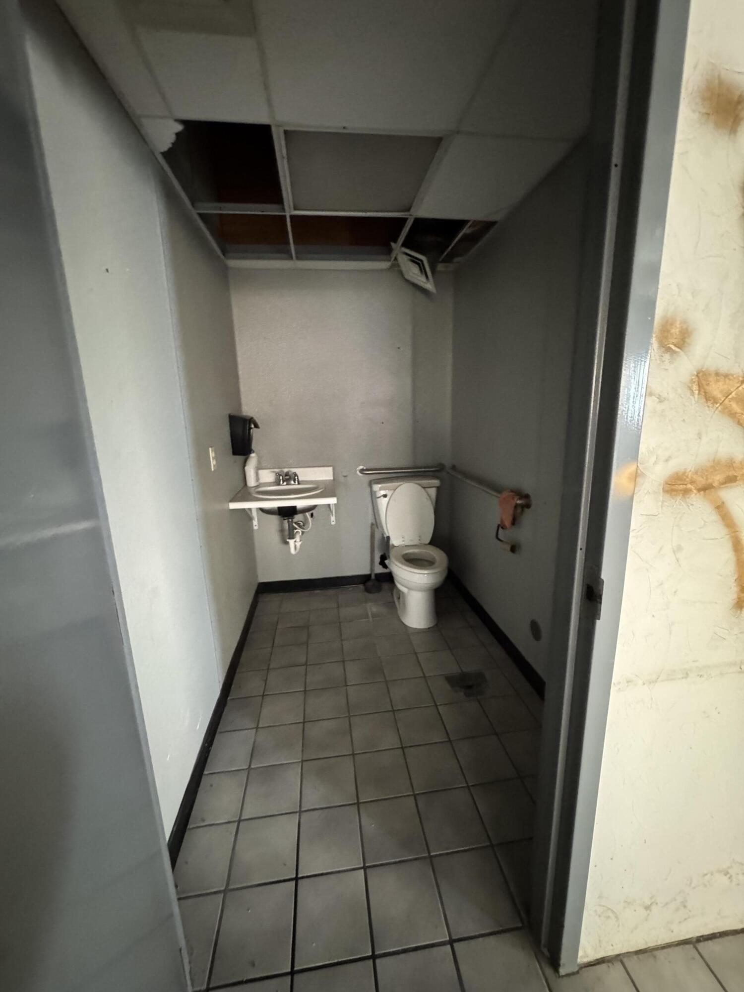 Photo 34 - Commercial Sale for sale – 6850 E Front Street  Kansas City, MO