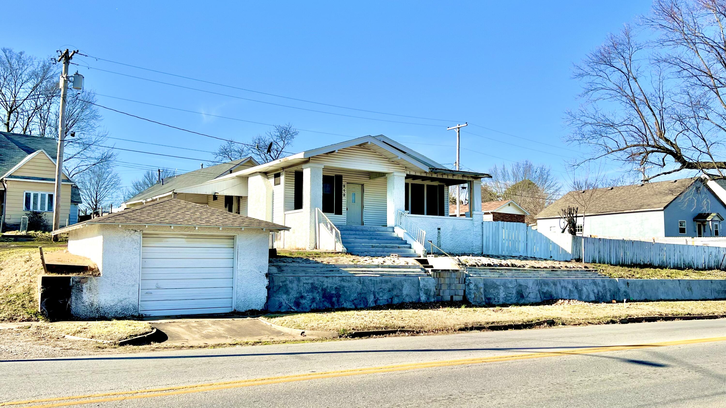 Residential for sale – 212 N Central Avenue  Monett, MO