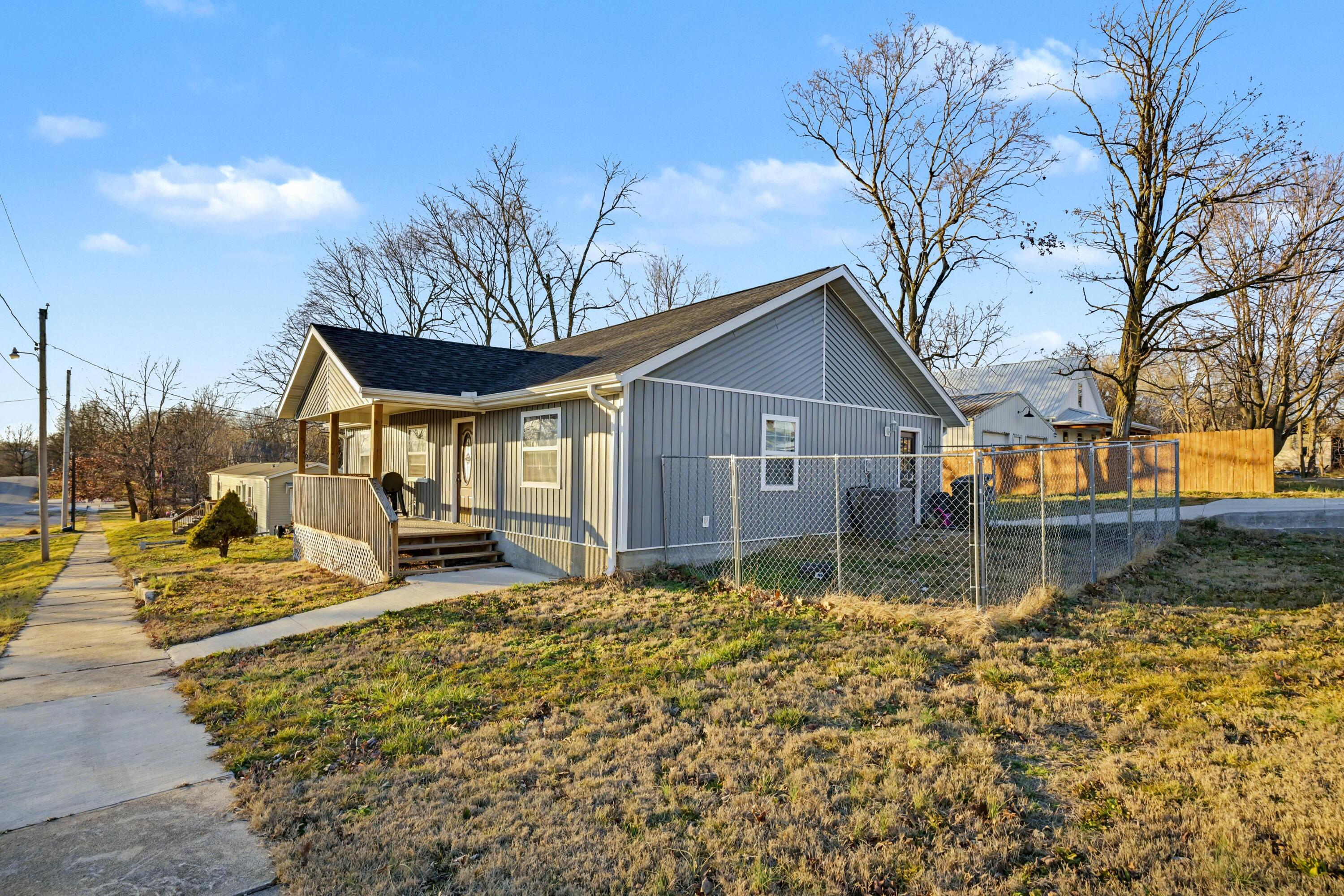 Photo 3 - Residential for sale – 301 N Myrtle Street  Pierce City, MO