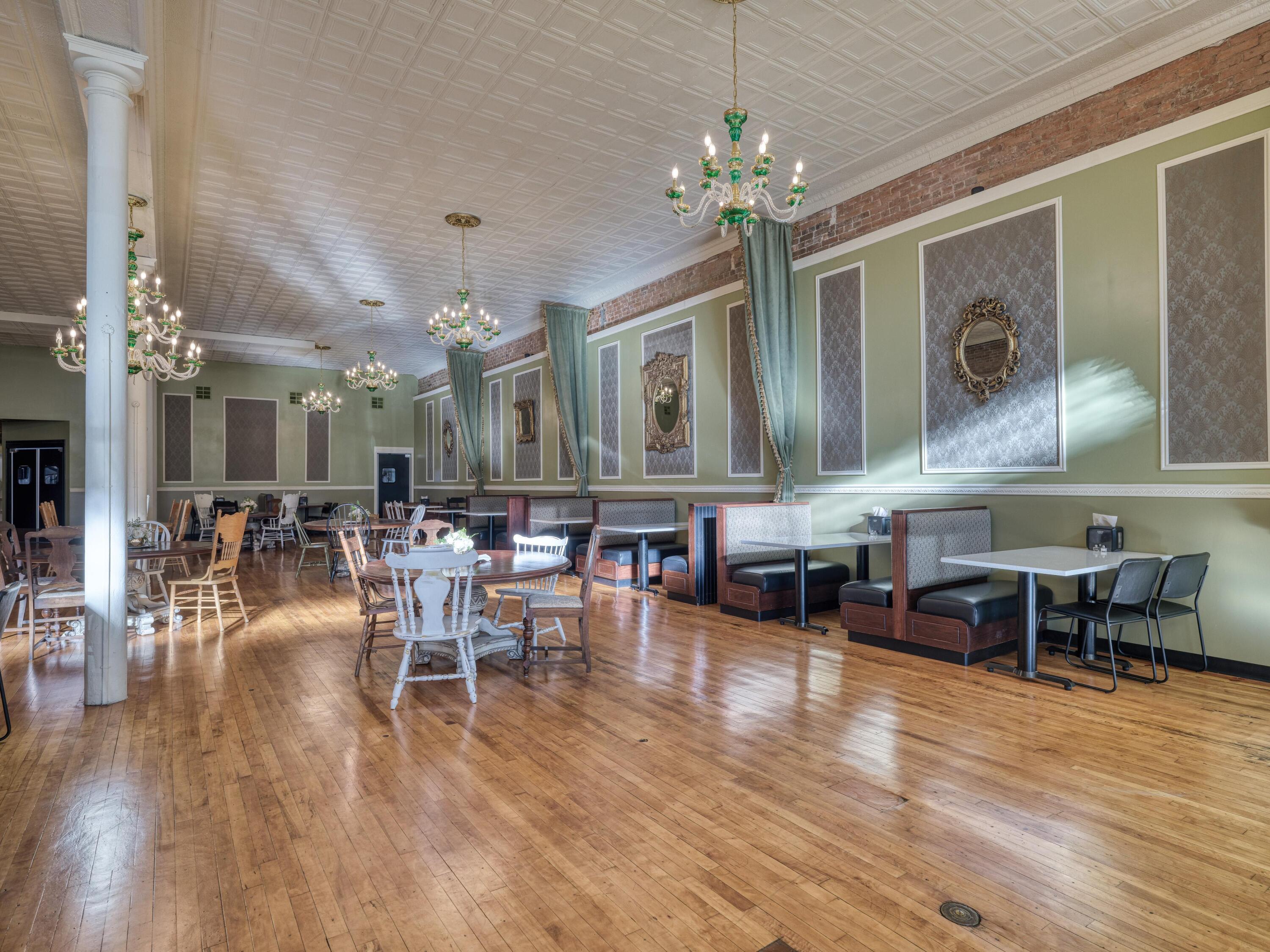 Photo 7 - Commercial Sale for sale – 331 S Main Street  Carthage, MO
