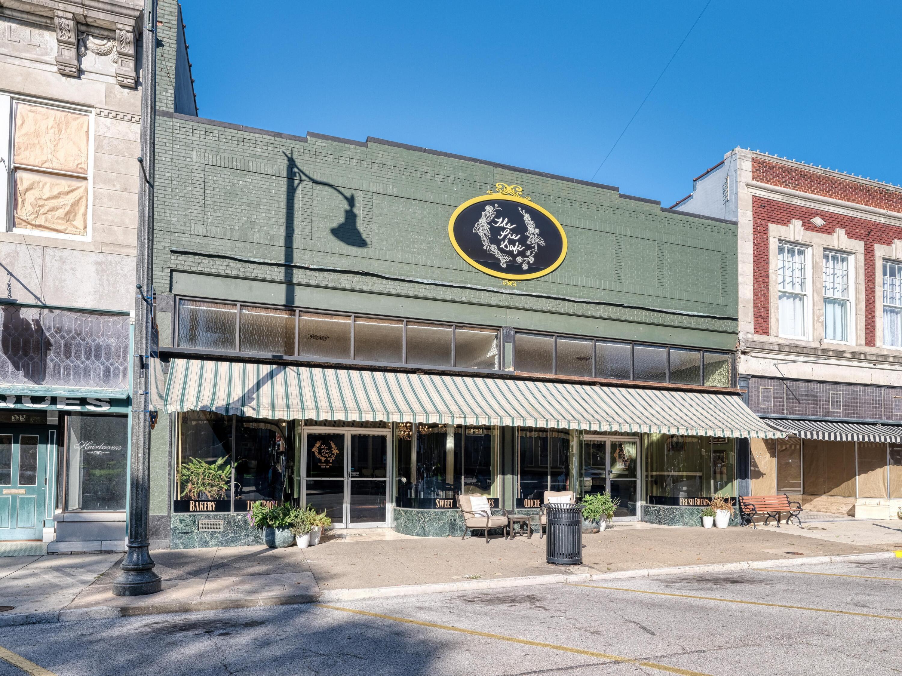 Photo 3 - Commercial Sale for sale – 331 S Main Street  Carthage, MO