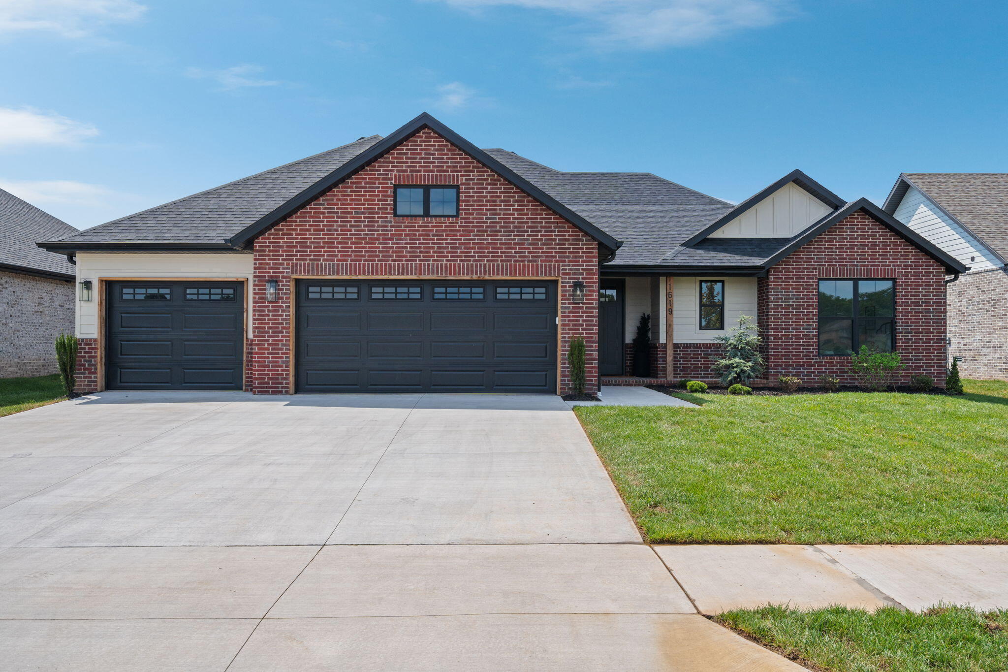 Photo 2 - Residential for sale – 1619 S Crepe Myrtle Lane  Springfield, MO