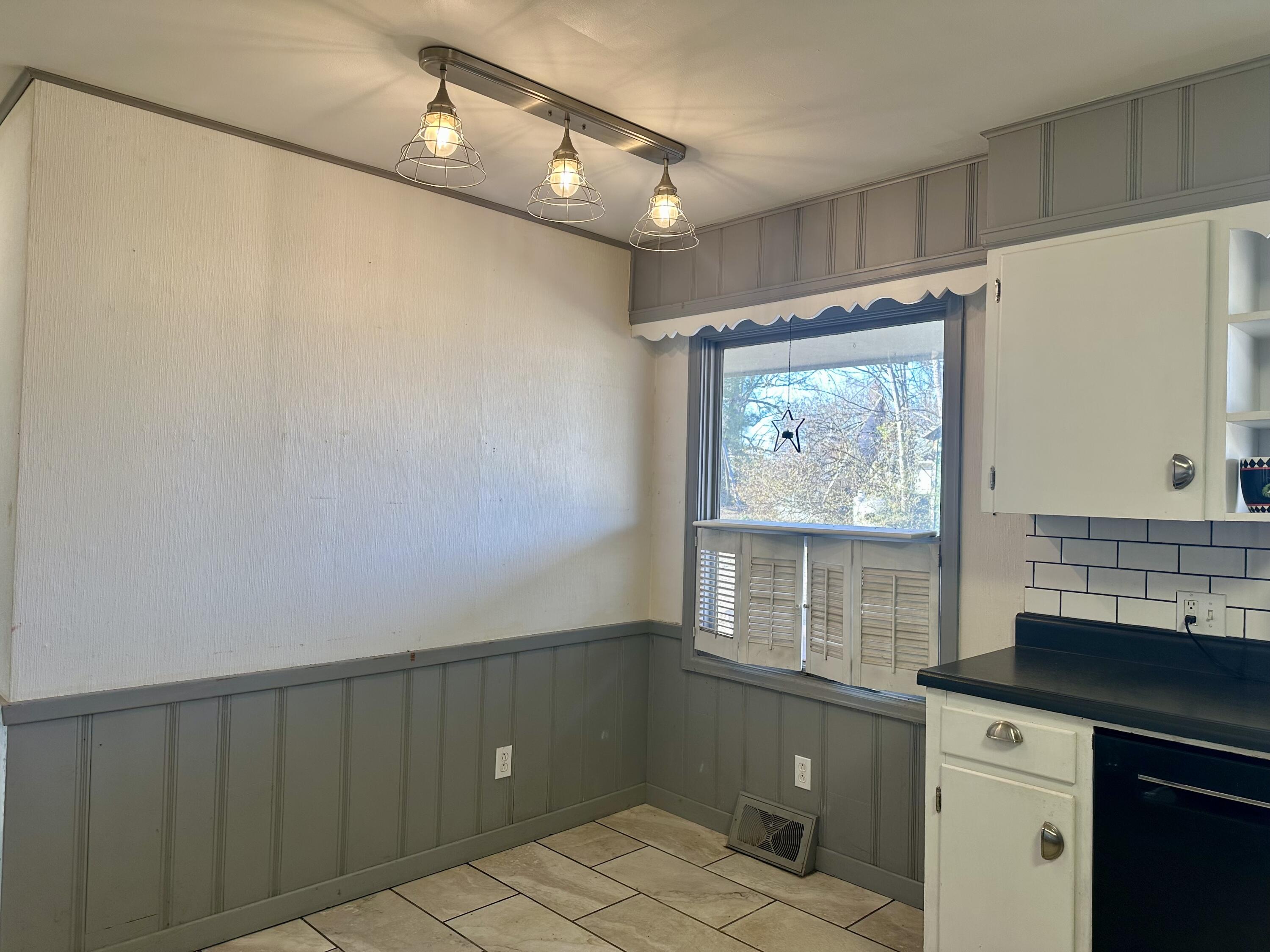 Photo 9 - Residential for sale – 904  Race Street  Thayer, MO