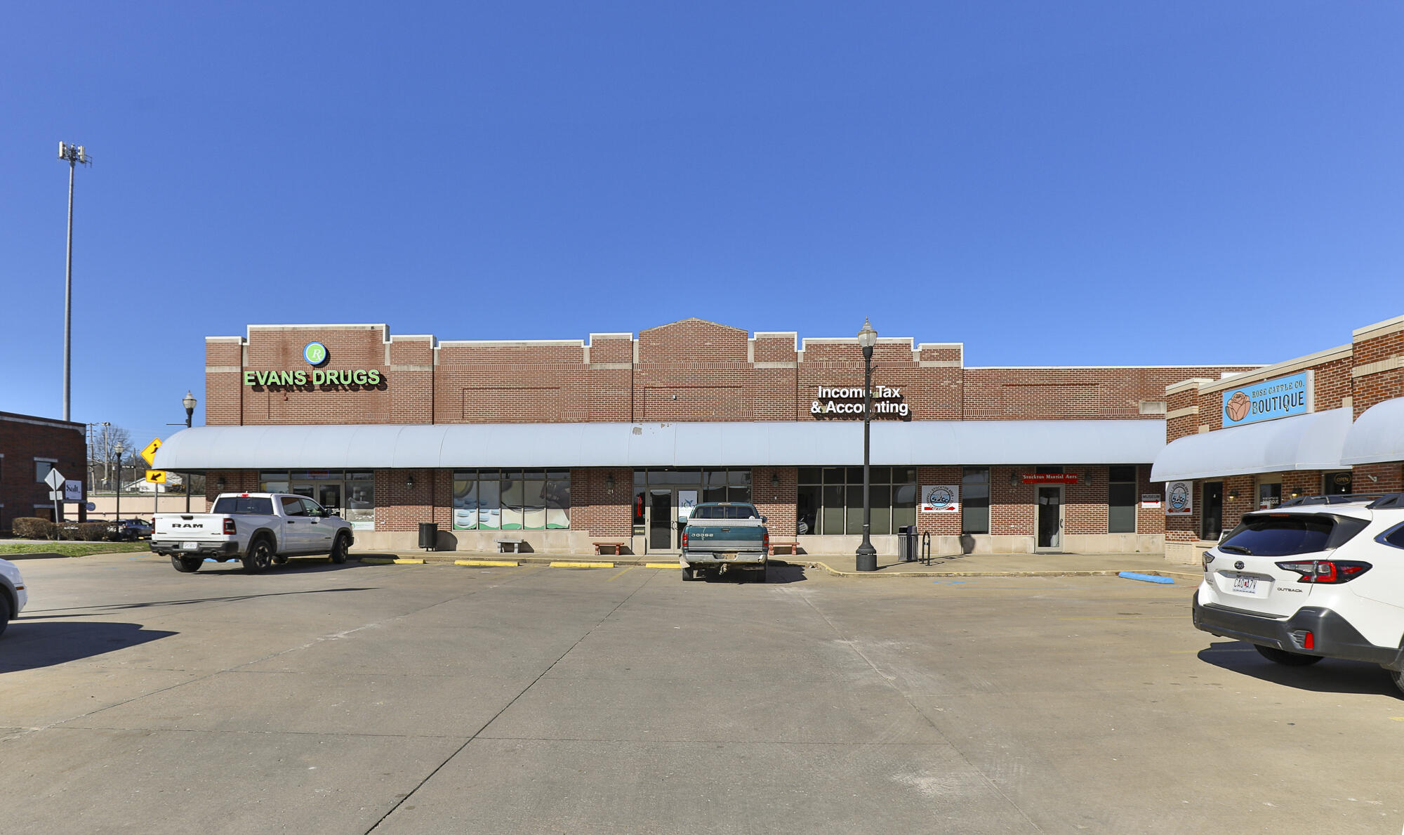 Photo 2 - Commercial Sale for sale – 21  Public Square  Stockton, MO