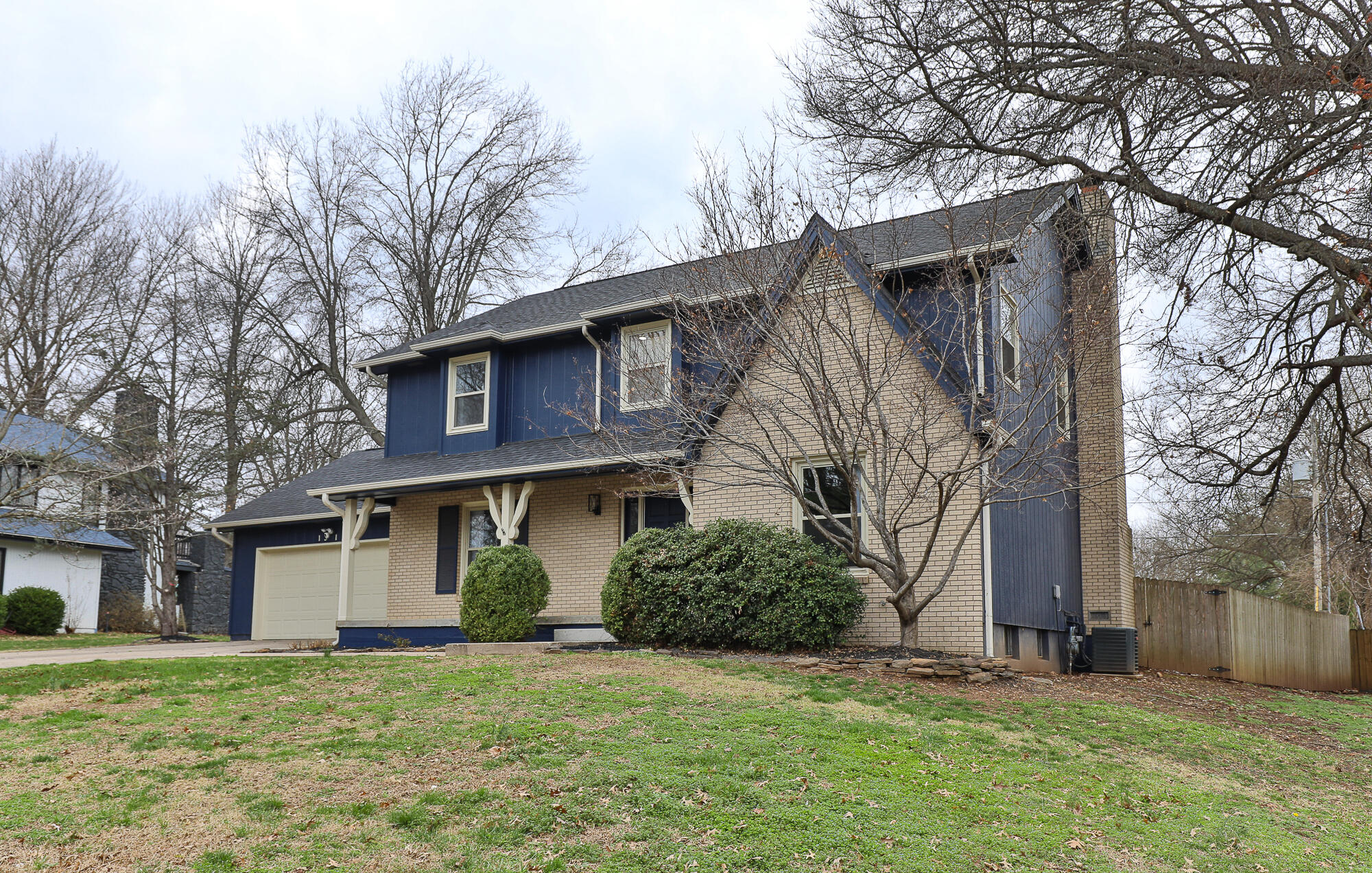 Photo 2 - Residential for sale – 1315 S Oak Run Place  Springfield, MO