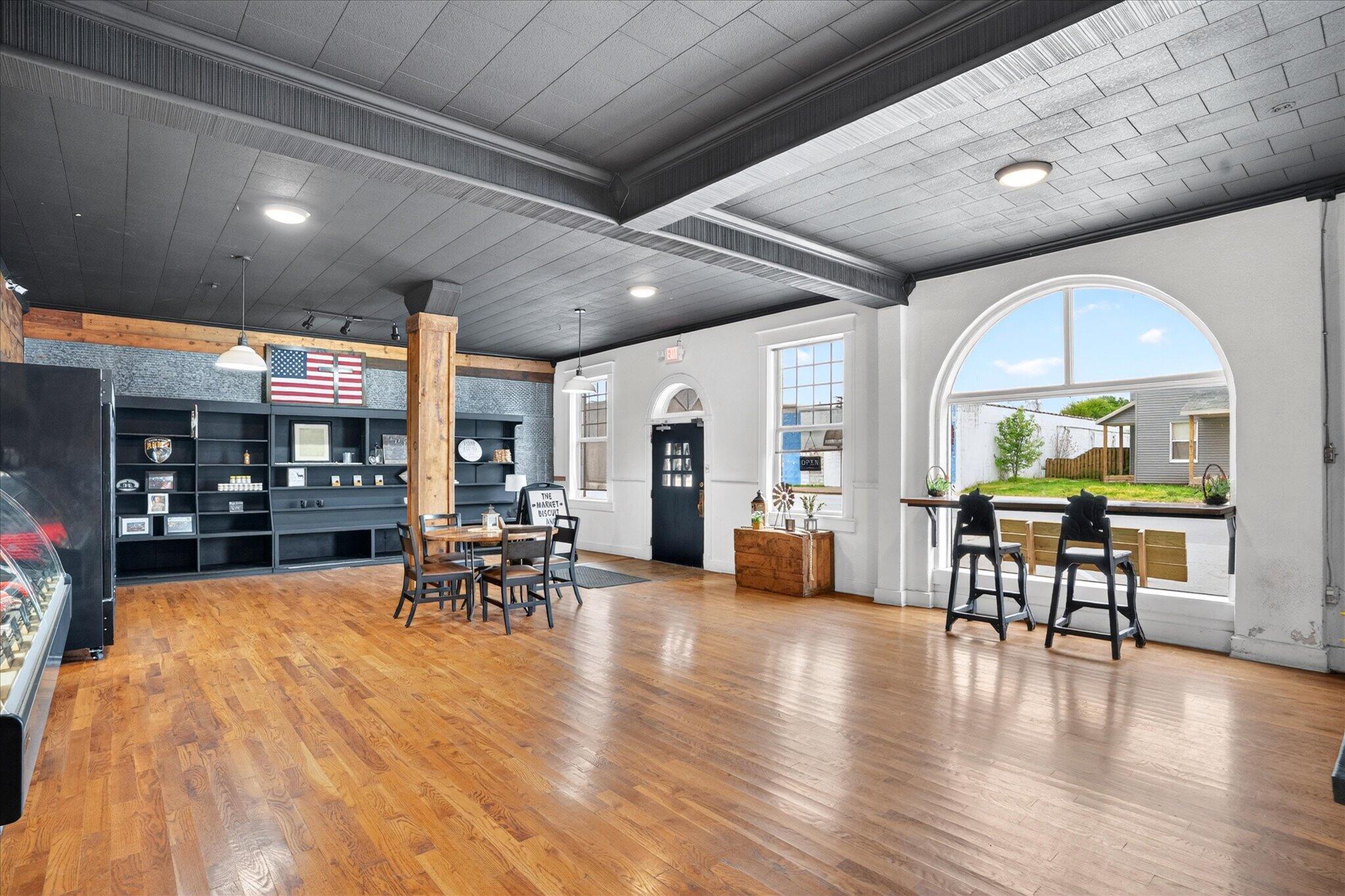 Photo 3 - Commercial Sale for sale – 33 W Olive Street  Aurora, MO