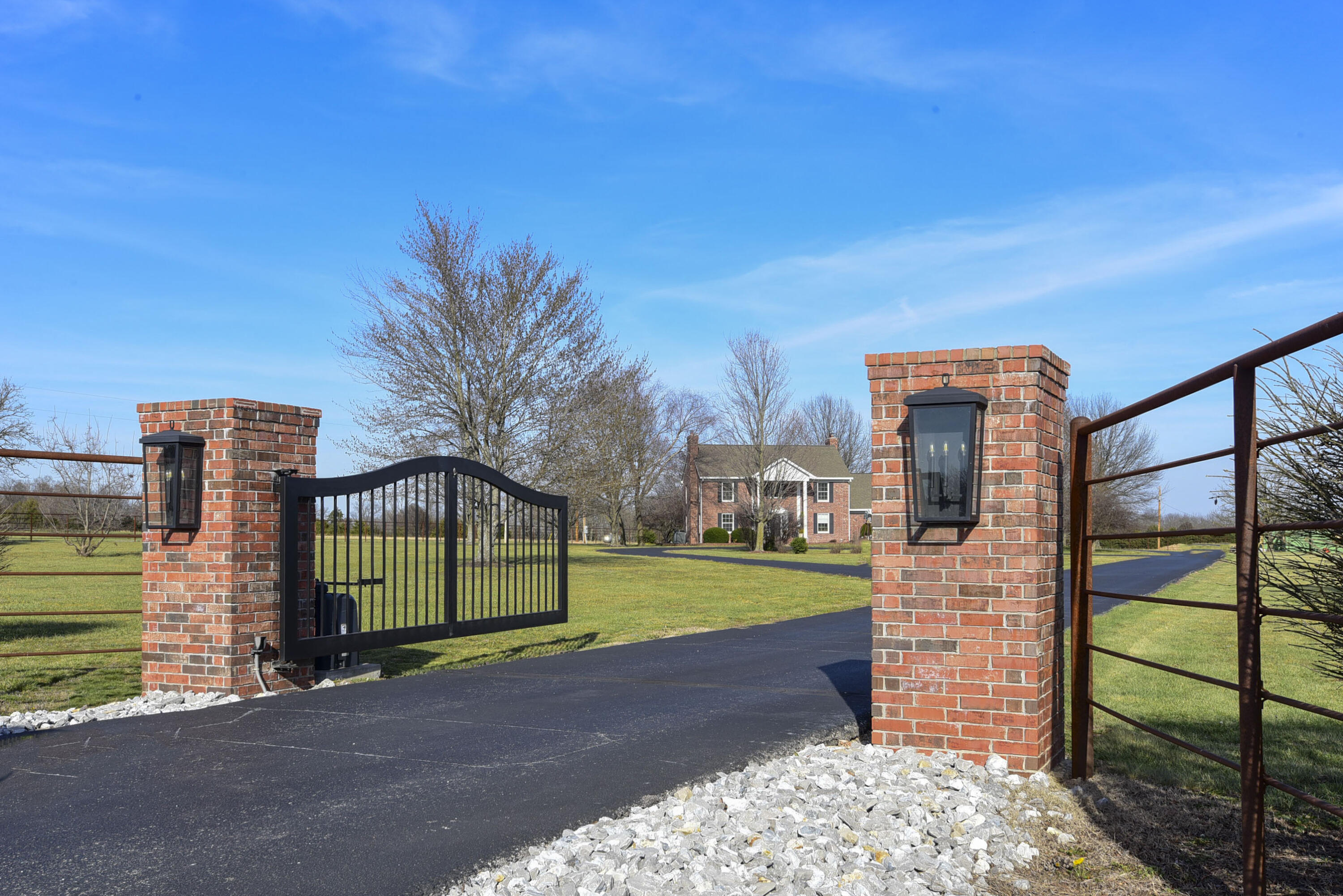 Photo 9 - Residential for sale – 13660  Farm Road 1090   Cassville, MO