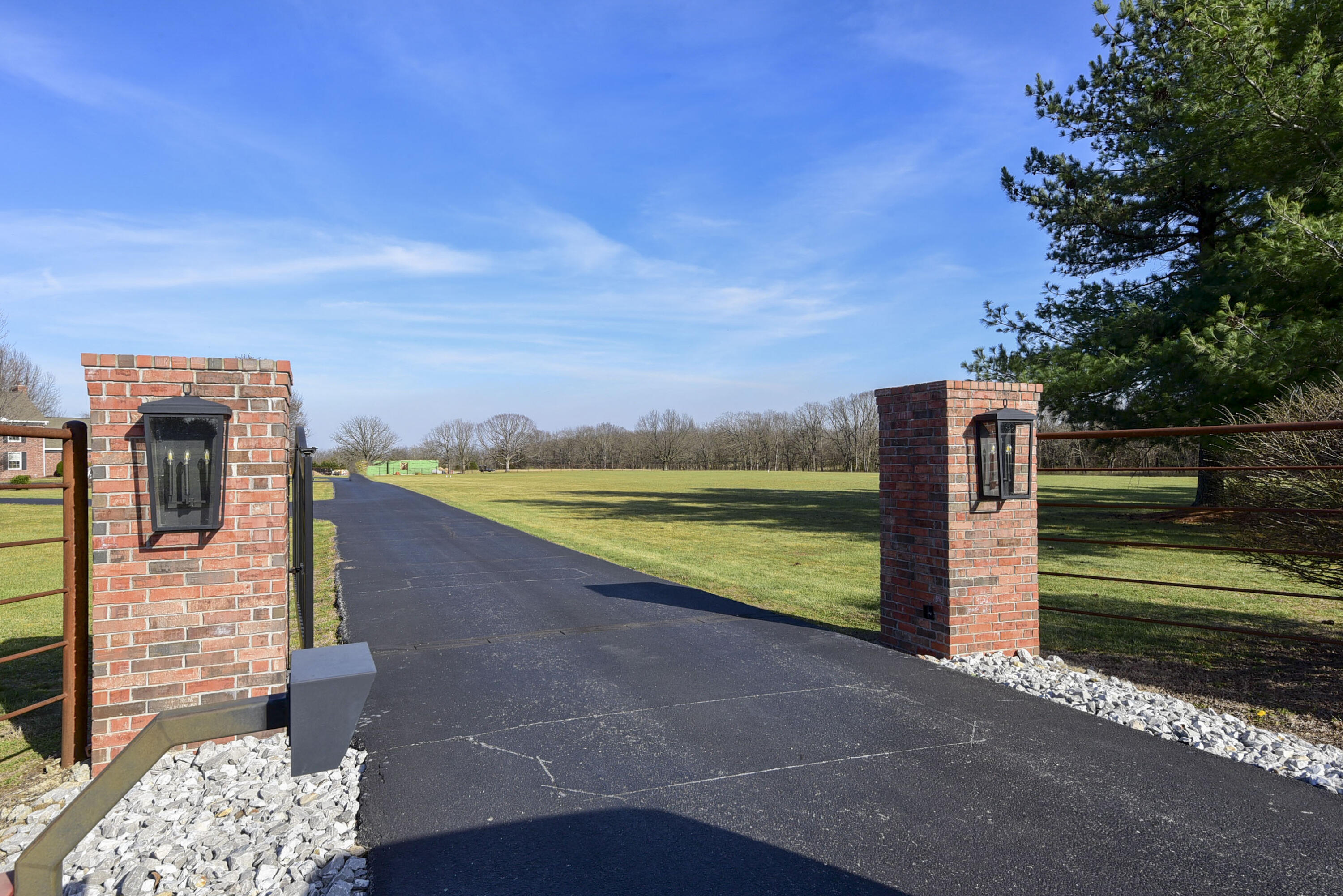 Photo 8 - Residential for sale – 13660  Farm Road 1090   Cassville, MO