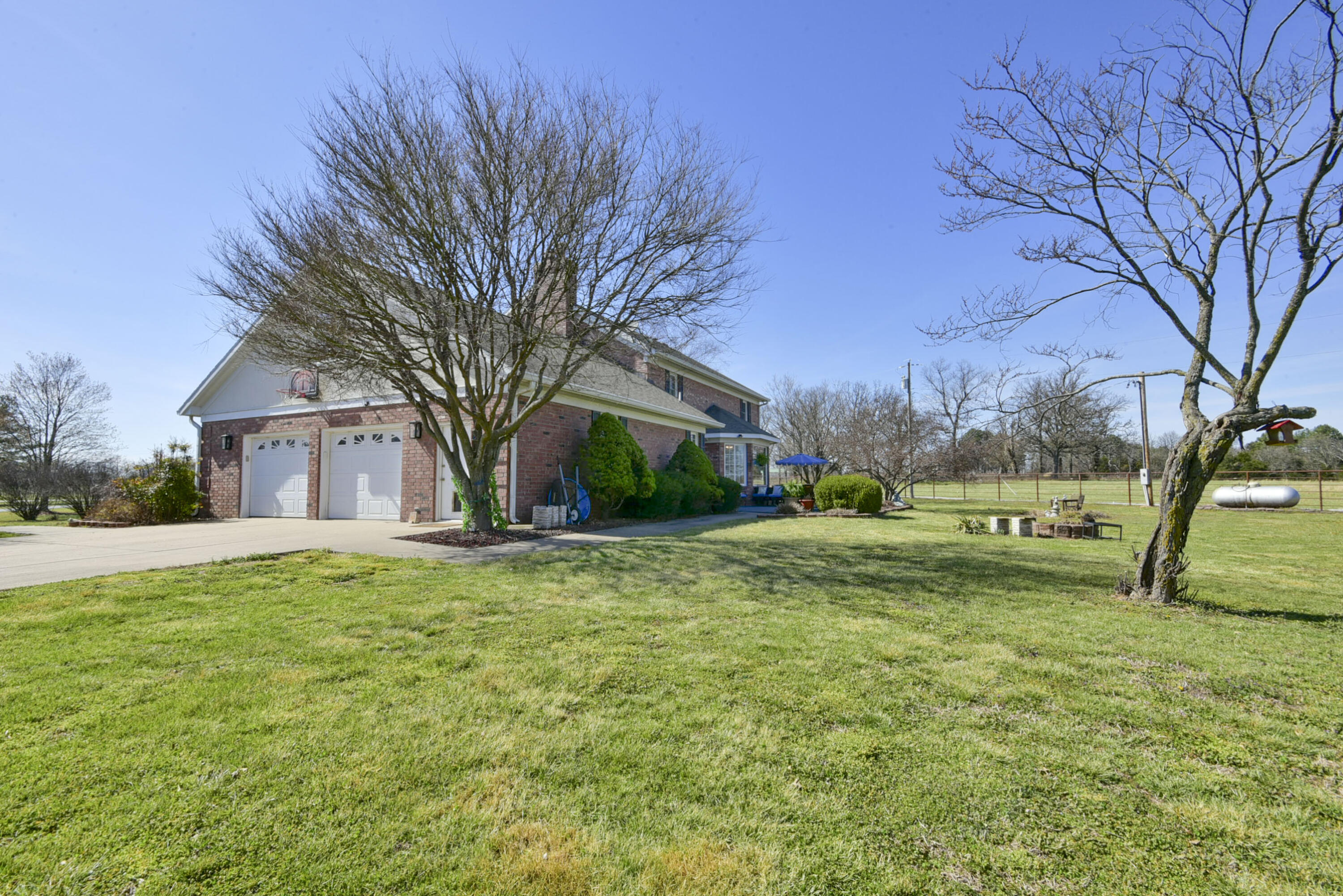Photo 13 - Residential for sale – 13660  Farm Road 1090   Cassville, MO