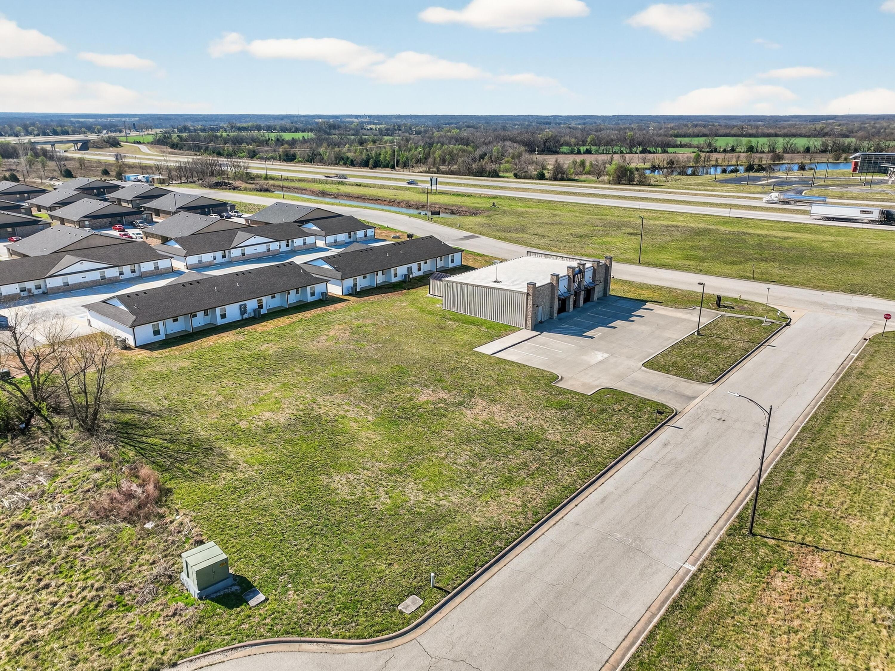 Photo 4 - Commercial Sale for sale – 500  Peachtree Drive  Carthage, MO