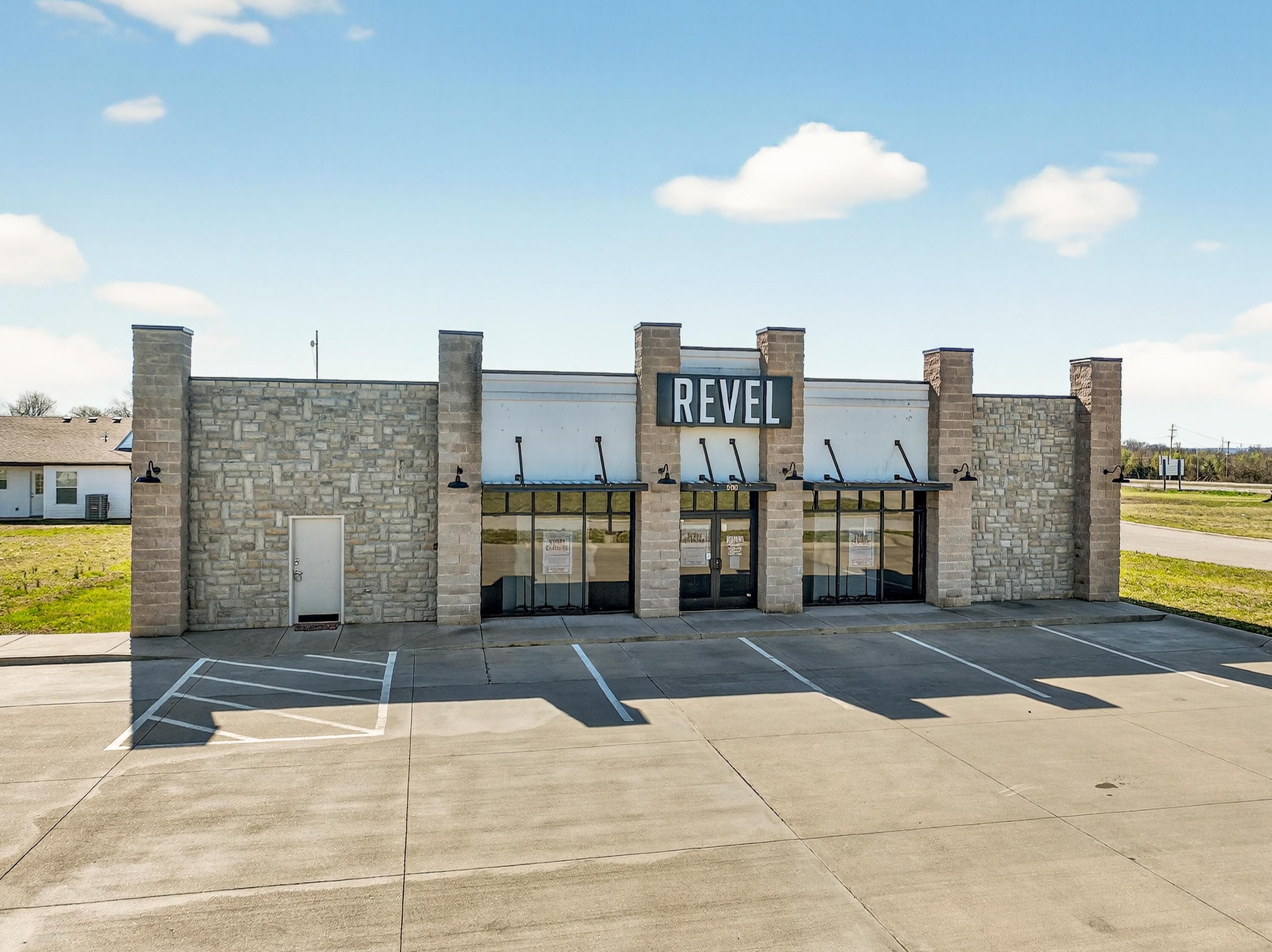 Photo 3 - Commercial Sale for sale – 500  Peachtree Drive  Carthage, MO