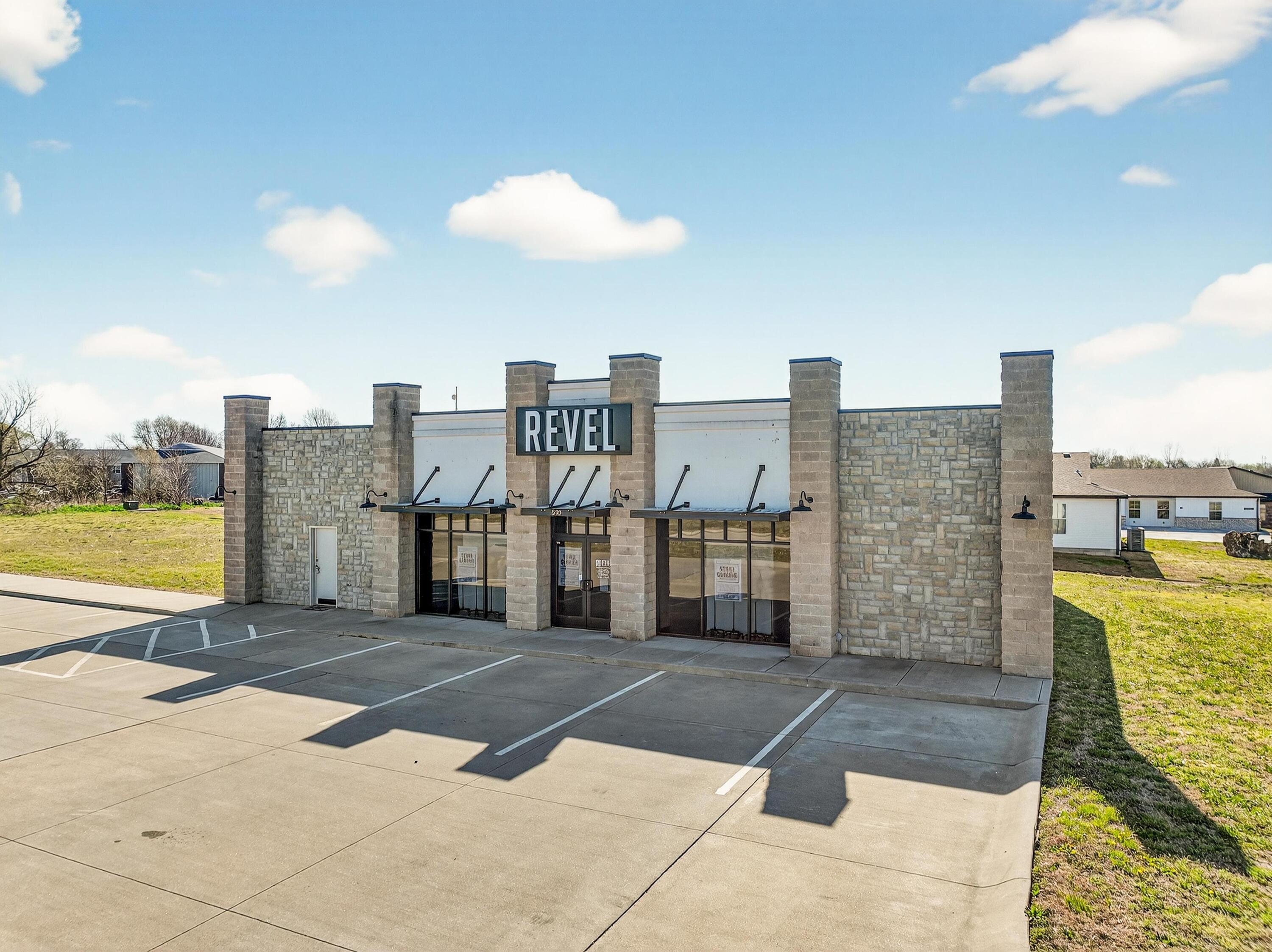 Photo 2 - Commercial Sale for sale – 500  Peachtree Drive  Carthage, MO