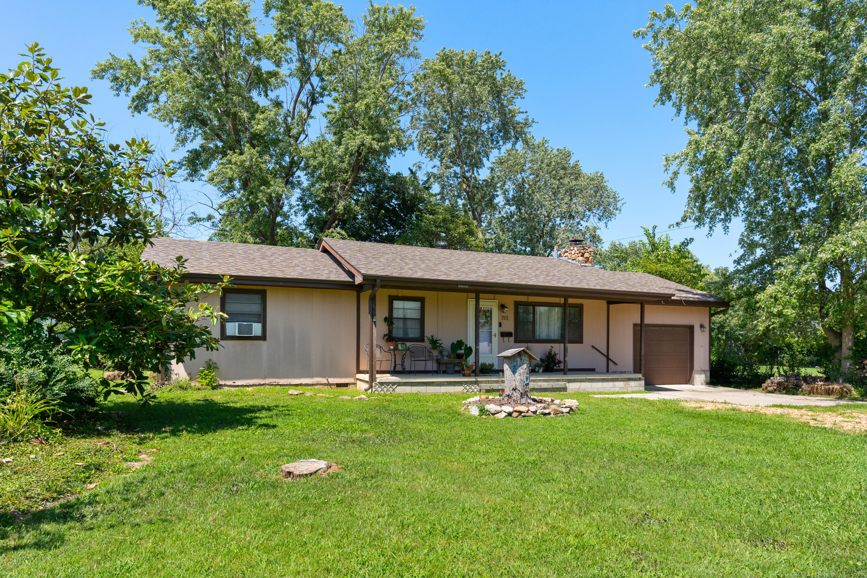 Photo 3 - Residential for sale – 701 E Jackson Street  Marshfield, MO
