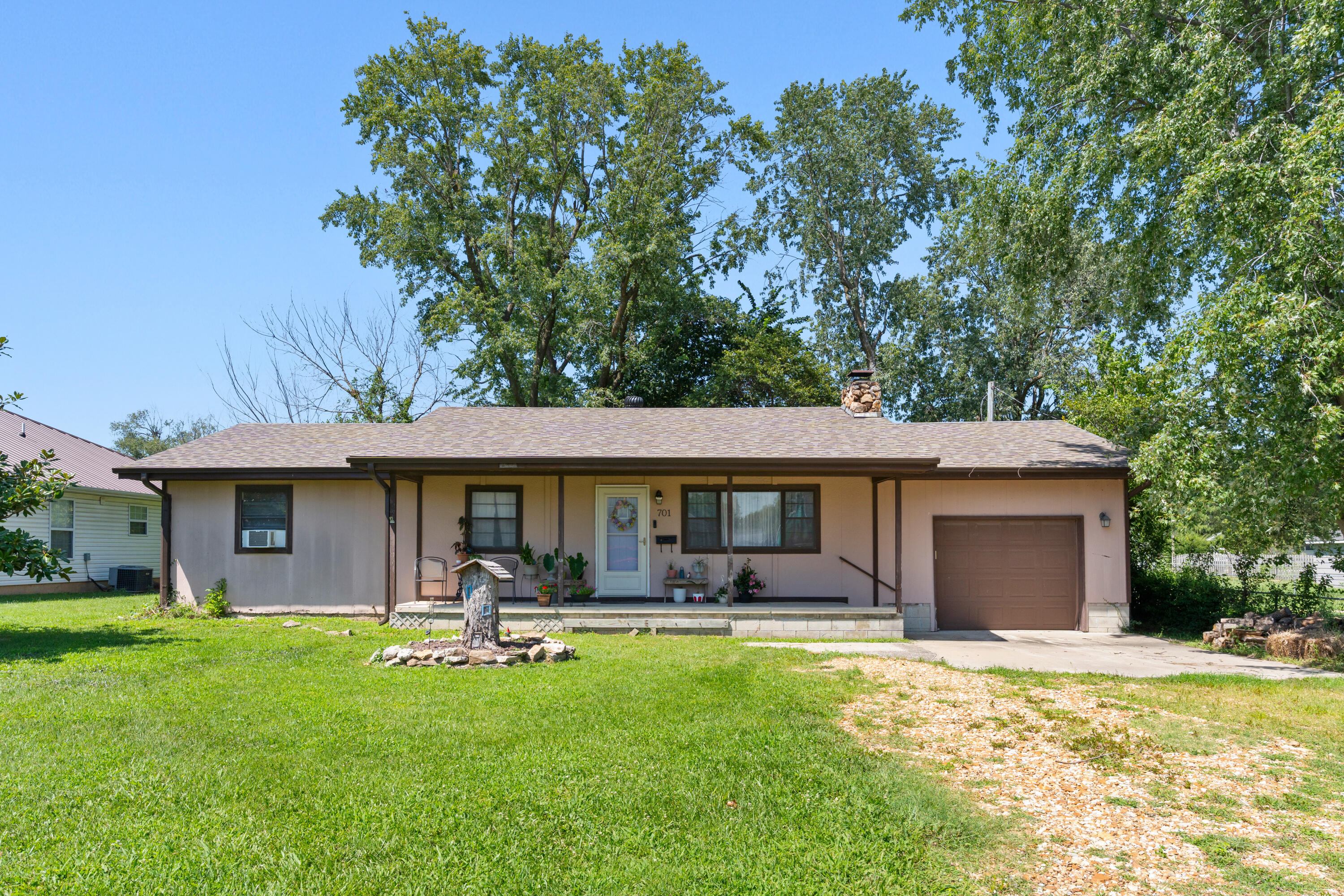 Photo 5 - Residential for sale – 701 E Jackson Street  Marshfield, MO