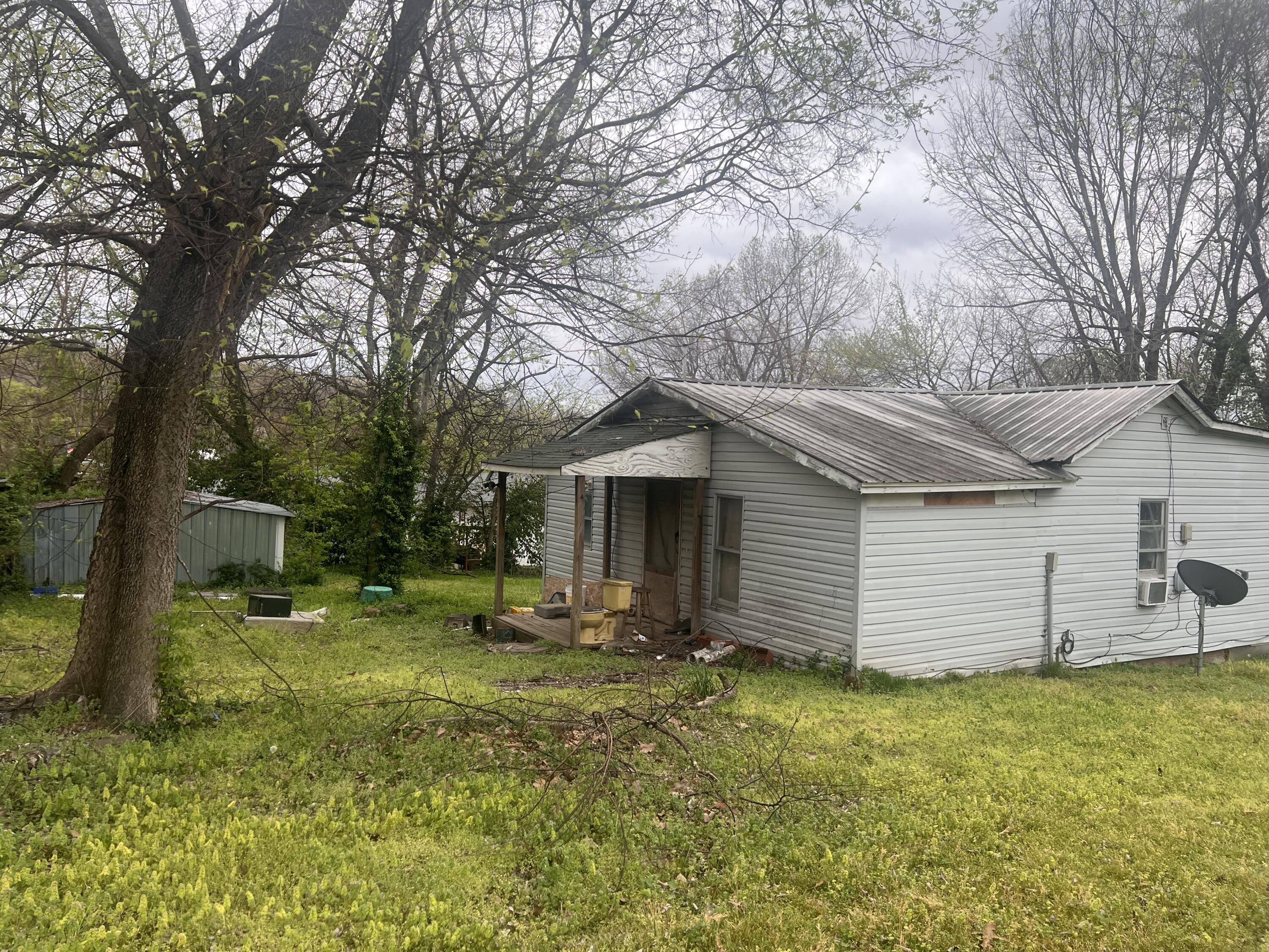 Photo 2 - Residential for sale – 181  Polk Street  Thayer, MO