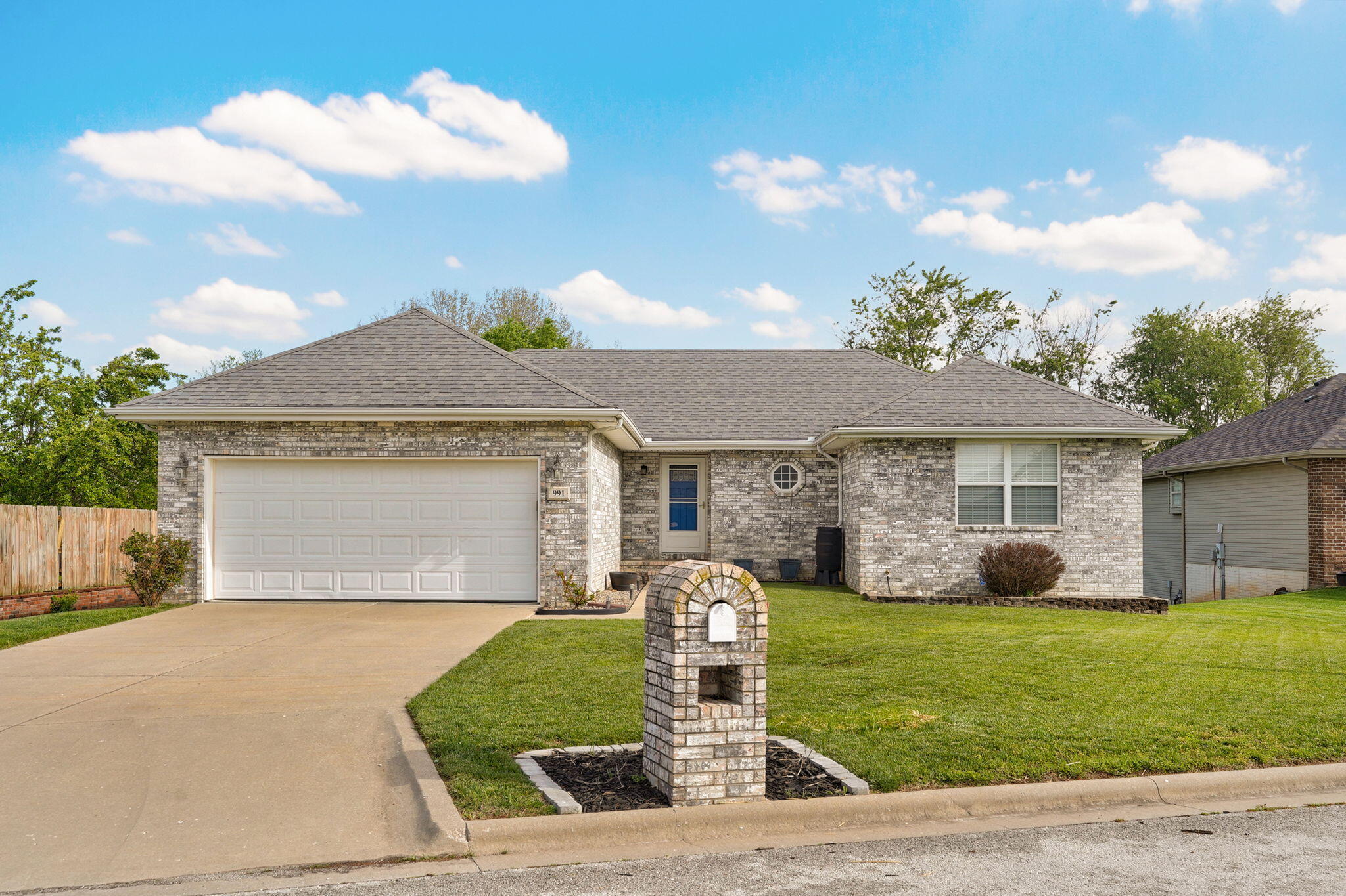 Residential for sale – 991 W Bates Drive  Nixa, MO