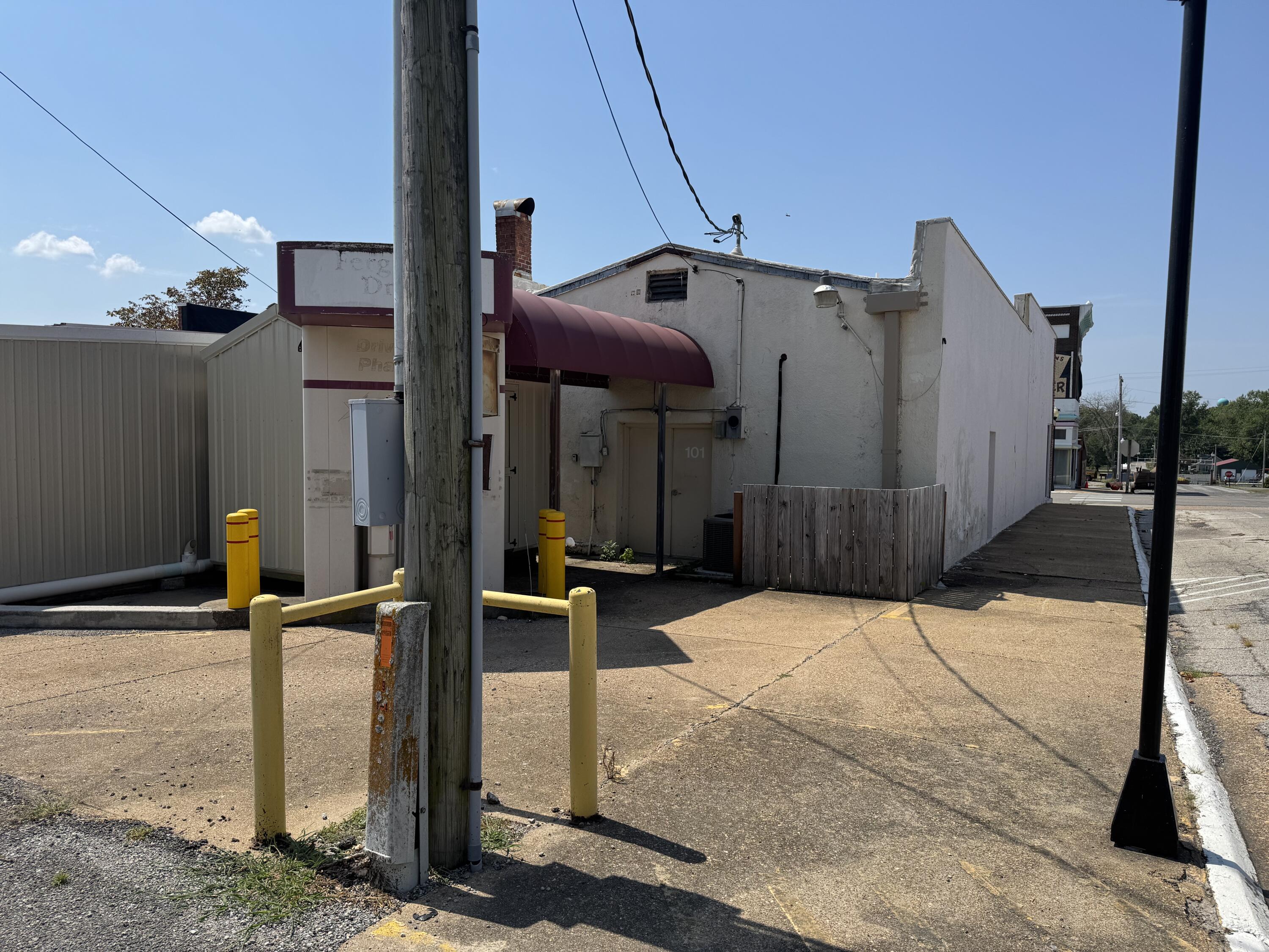 Photo 2 - Commercial Sale for sale – 101  East Main Street   Willow Springs, MO
