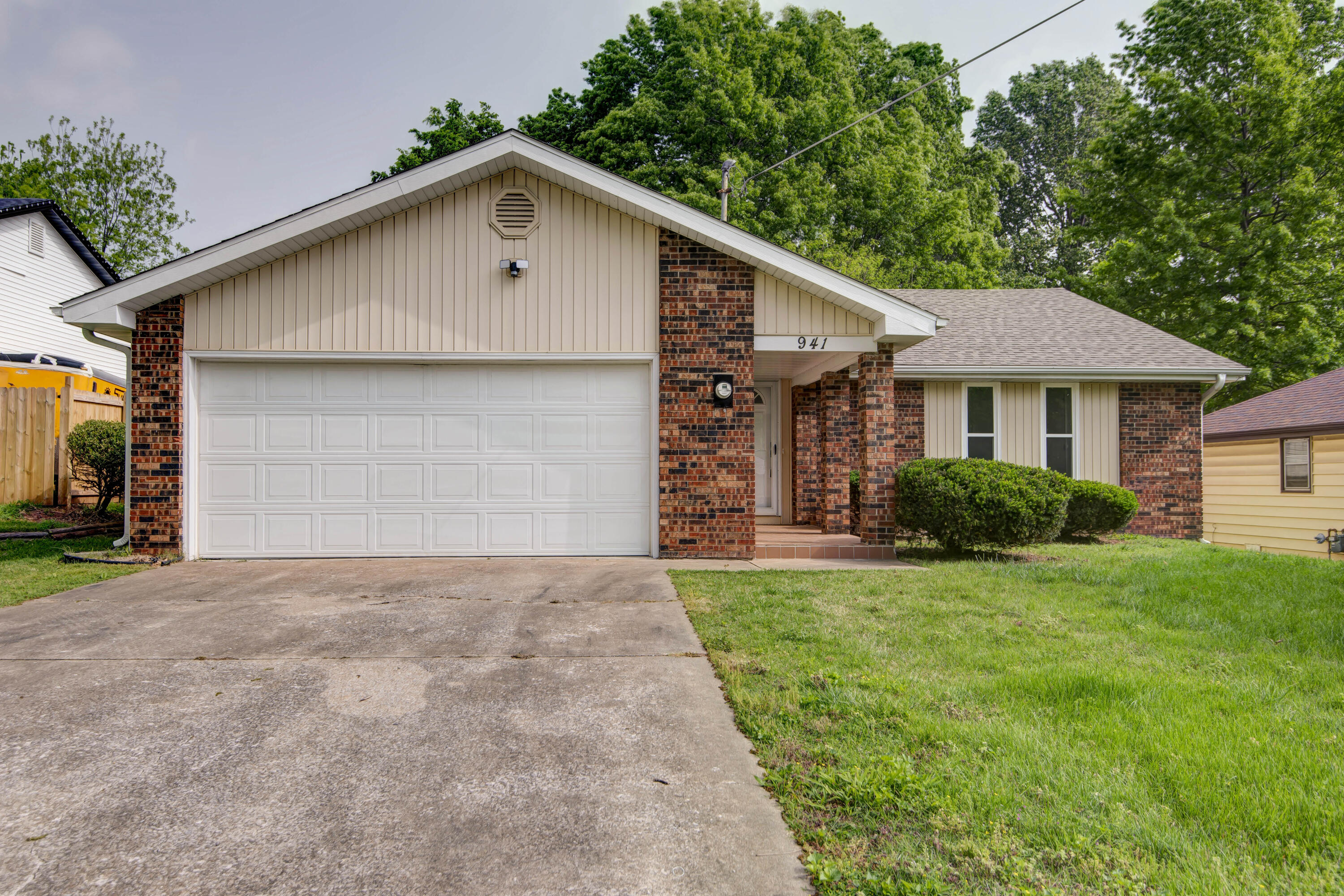 Photo 2 - Residential for sale – 941 W Glenwood Street  Springfield, MO