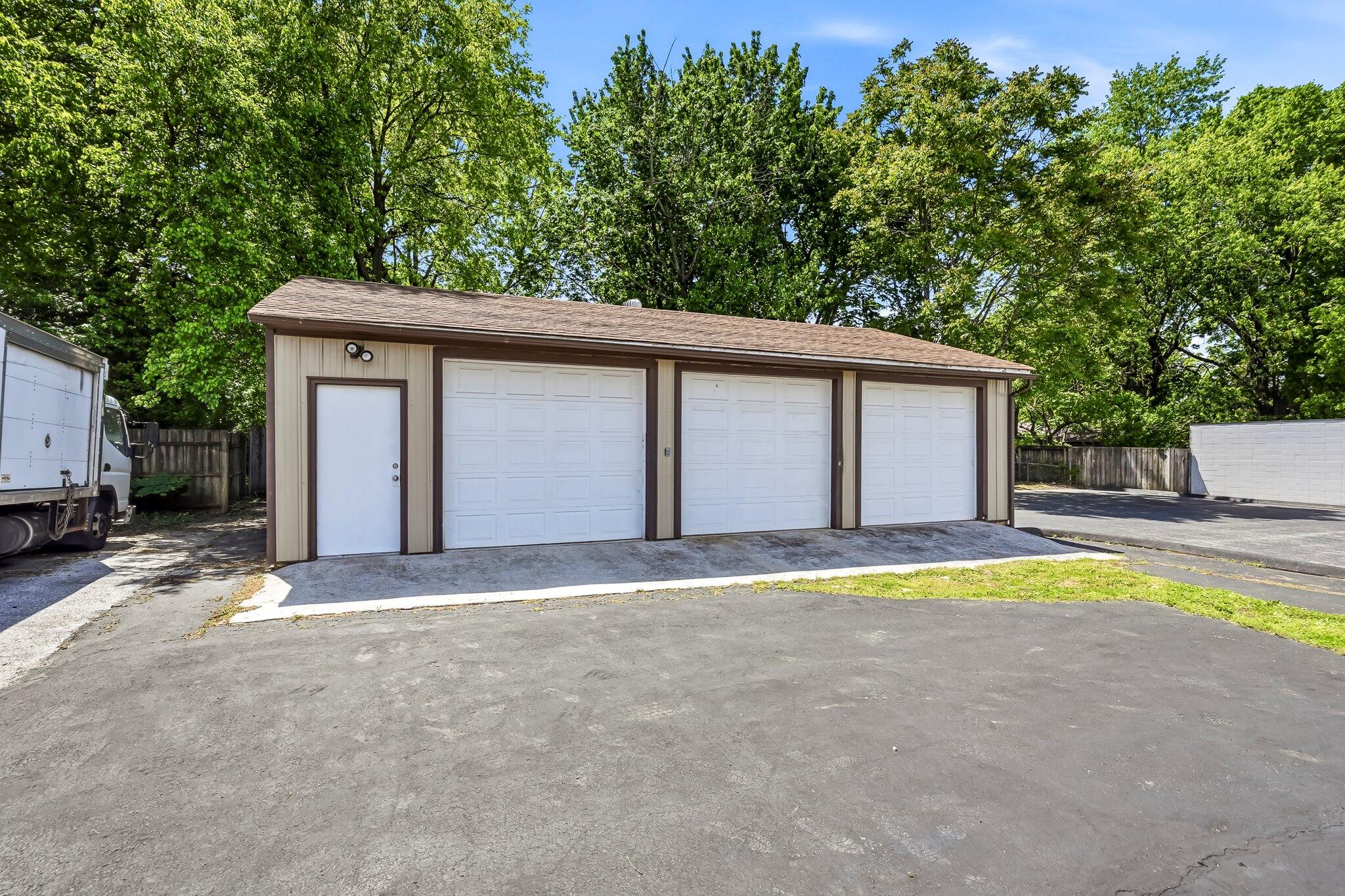 Photo 5 - Commercial Sale for sale – 1646 E St Louis Street  Springfield, MO