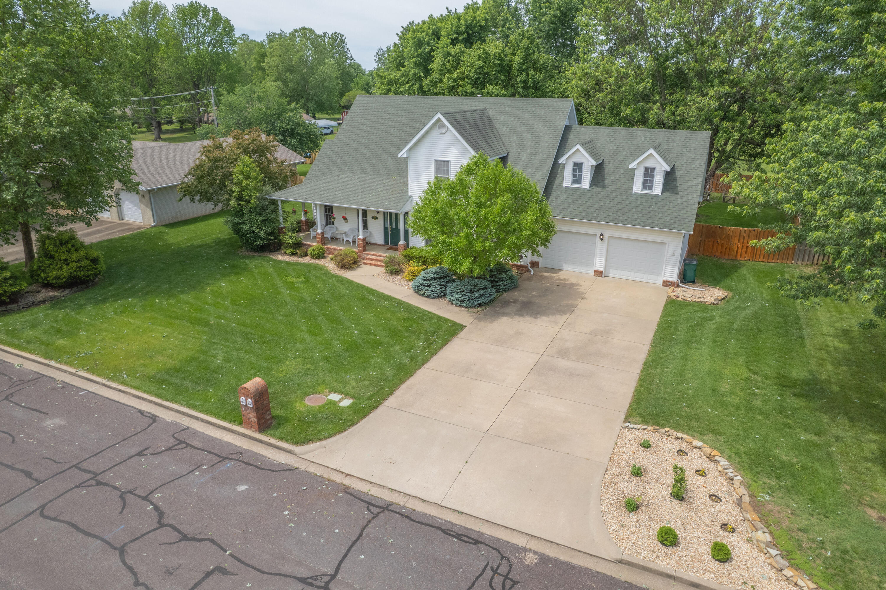 Photo 7 - Residential for sale – 1402  Dierker Drive  Monett, MO