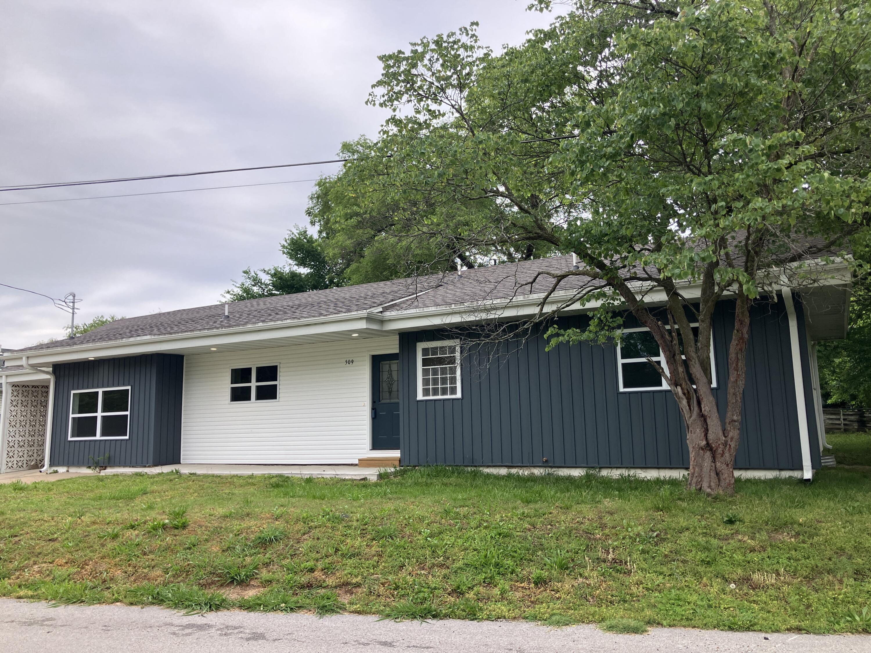 Photo 2 - Residential for sale – 509 E Freeman Street  Bolivar, MO