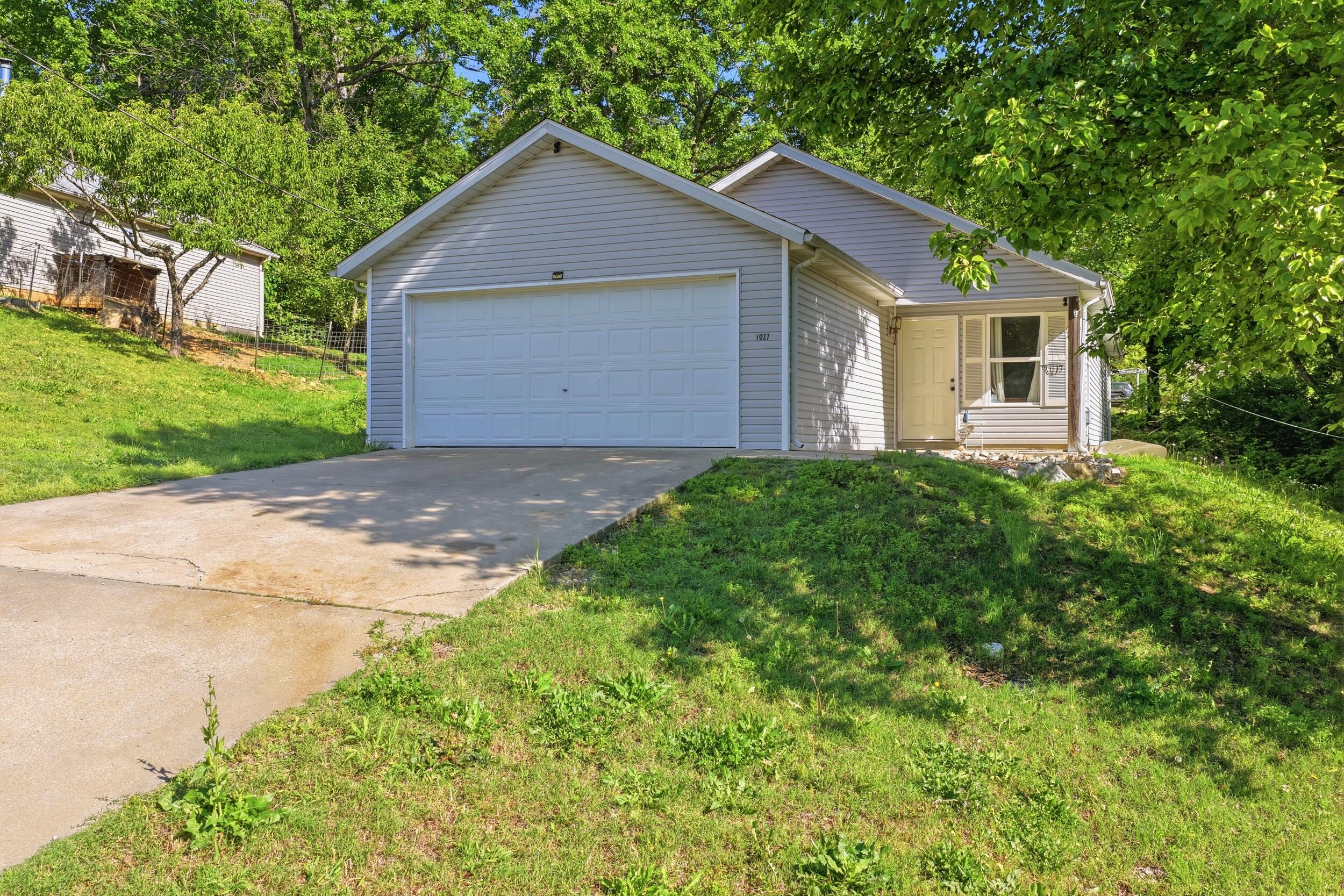 Photo 3 - Residential for sale – 1027  Meadow Lane  Merriam Woods, MO