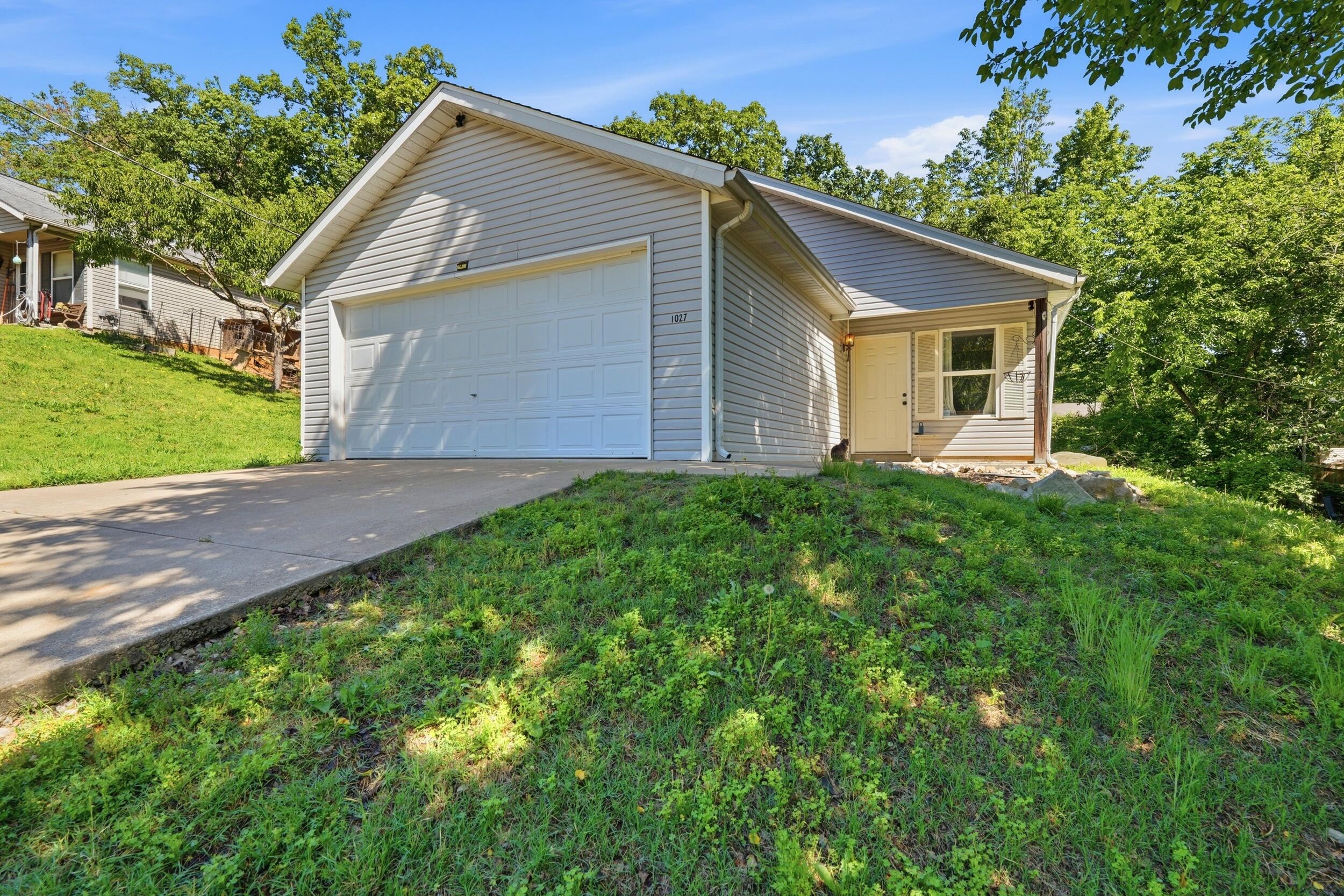 Photo 2 - Residential for sale – 1027  Meadow Lane  Merriam Woods, MO