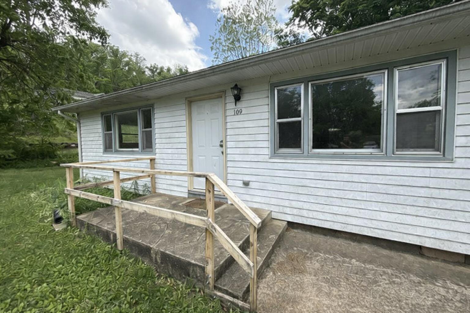Photo 2 - Residential for sale – 109  College Street  Van Buren, MO