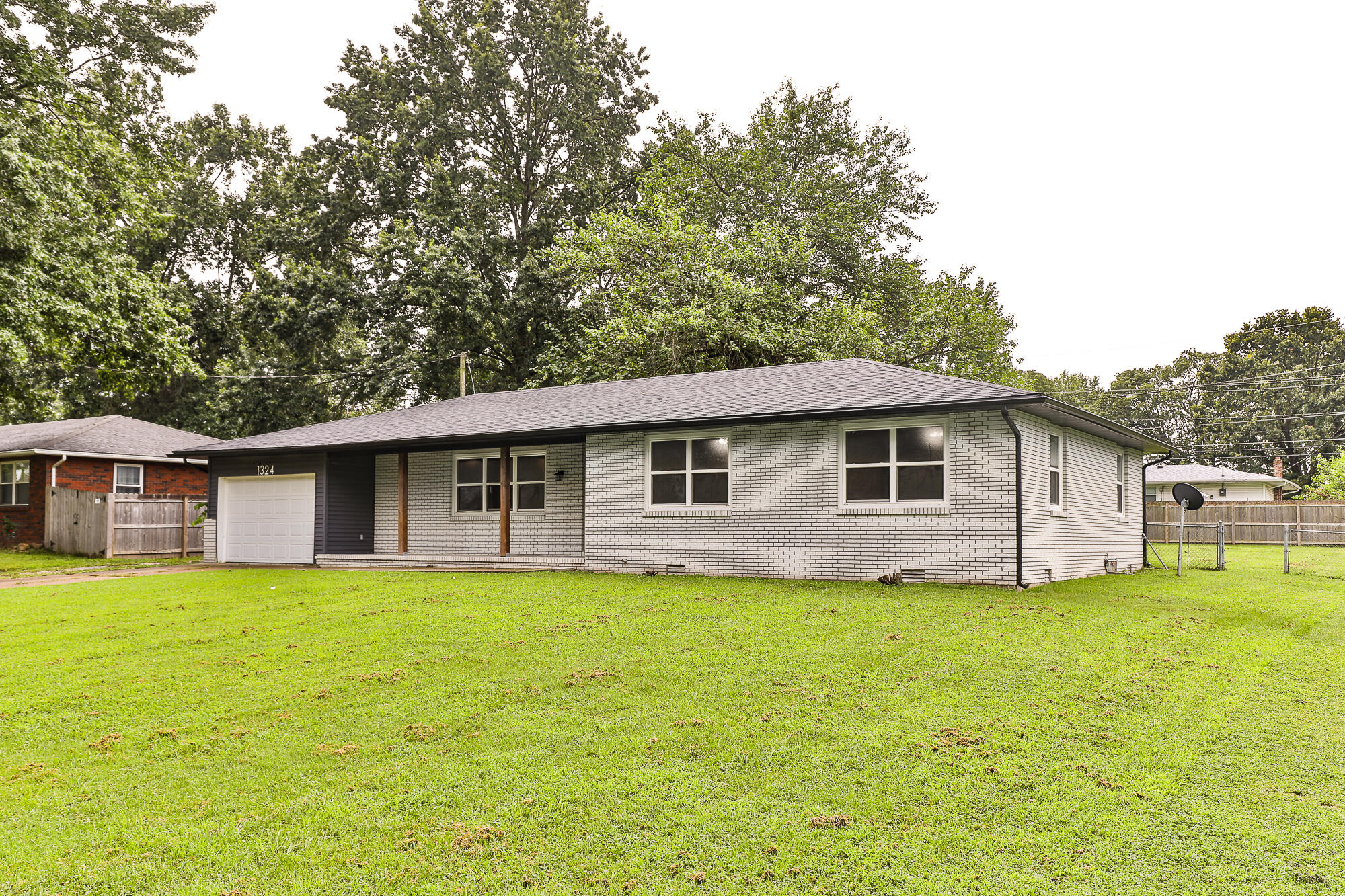 Photo 2 - Residential for sale – 1324 E Lindon Street  Bolivar, MO