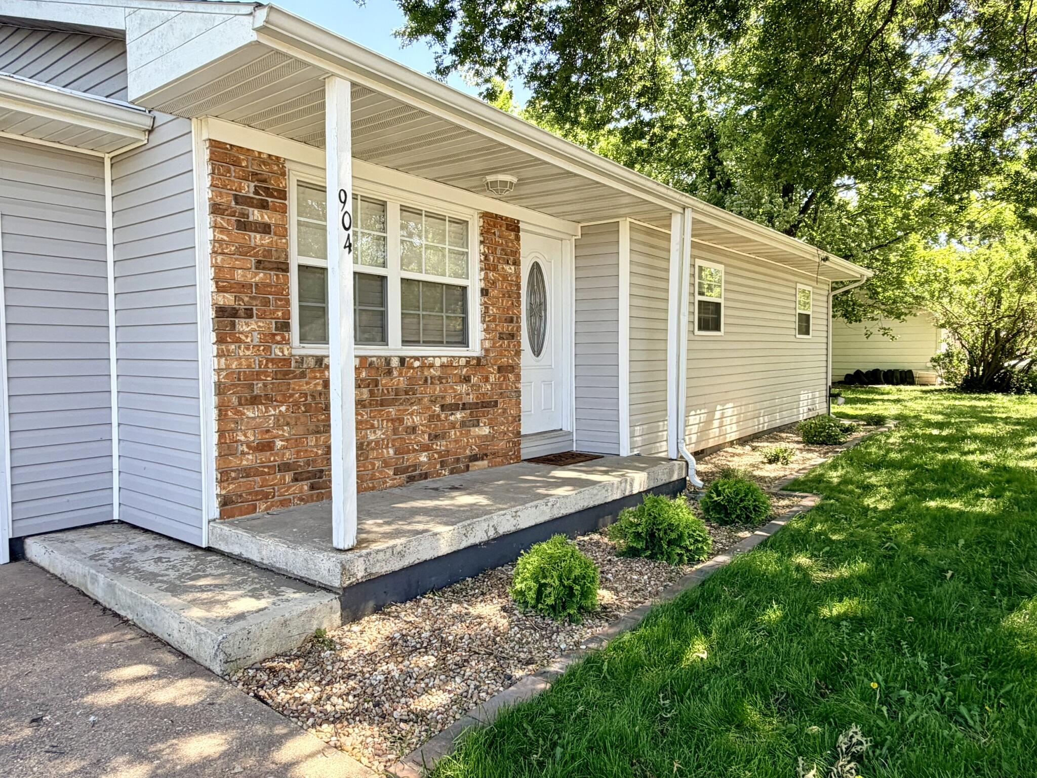 Photo 2 - Residential for sale – 904 S Oak Ridge Drive  Aurora, MO
