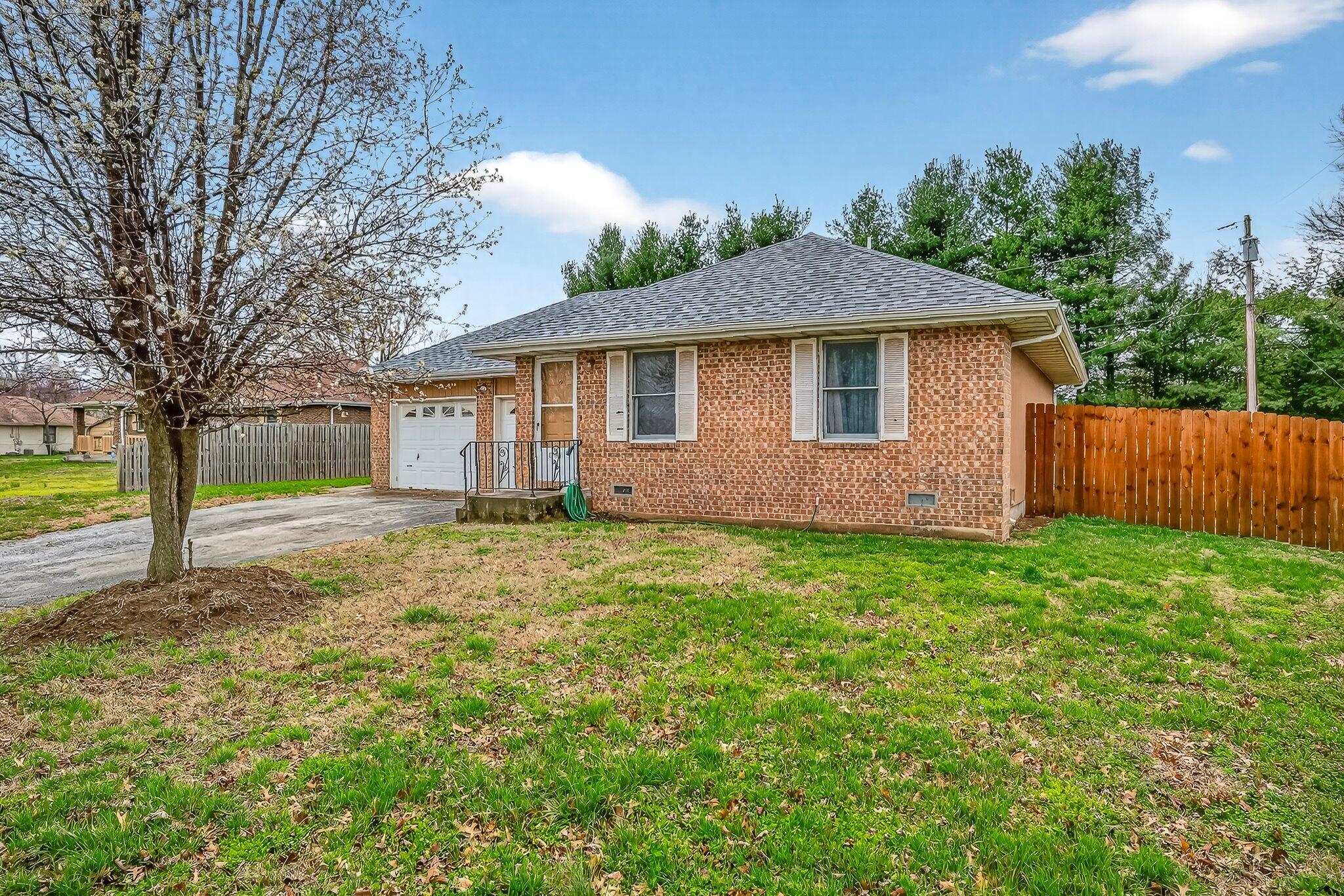 Photo 4 - Residential Income for sale – 1006  Baretta Court  Aurora, MO