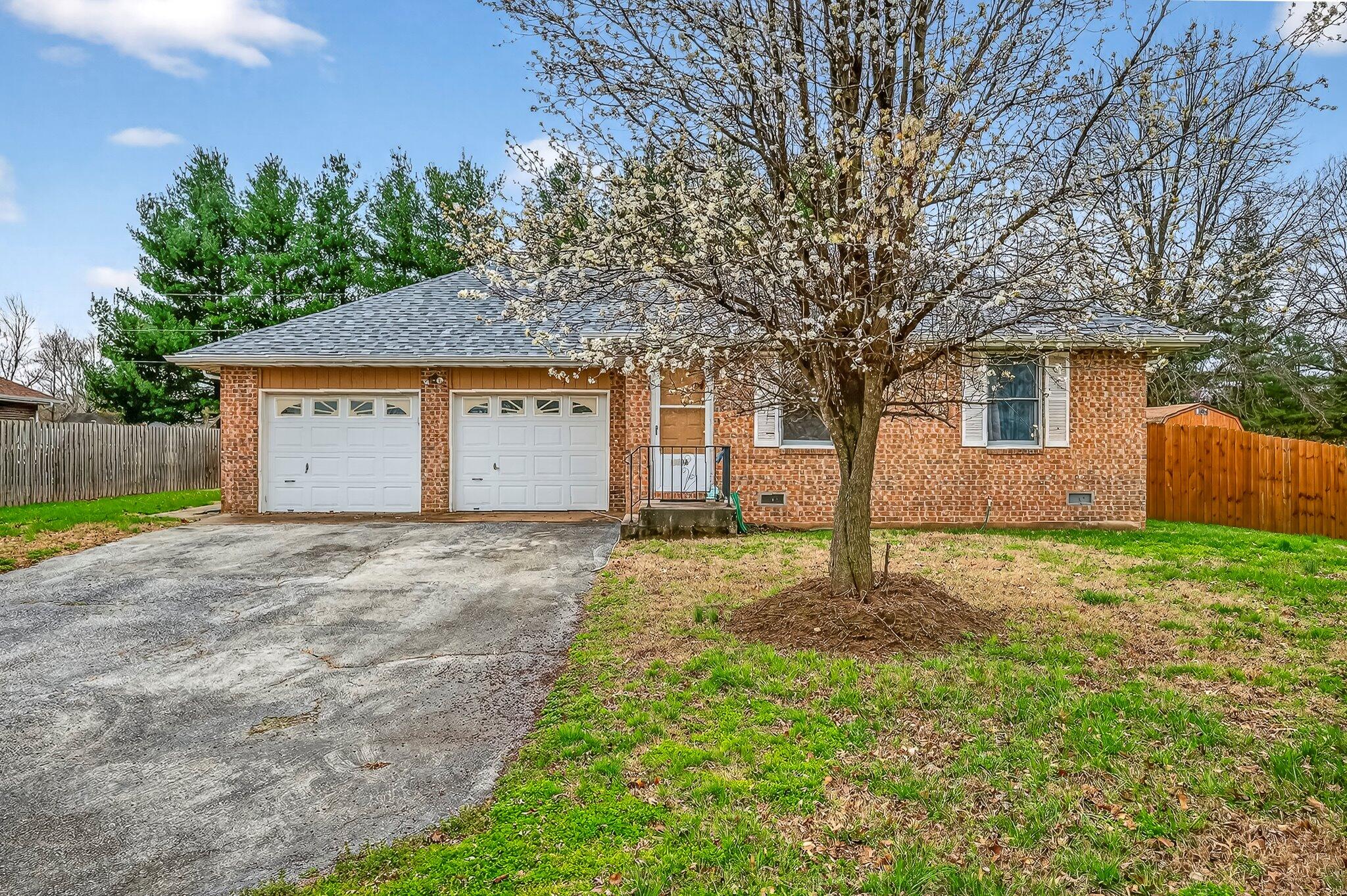 Photo 3 - Residential Income for sale – 1006  Baretta Court  Aurora, MO