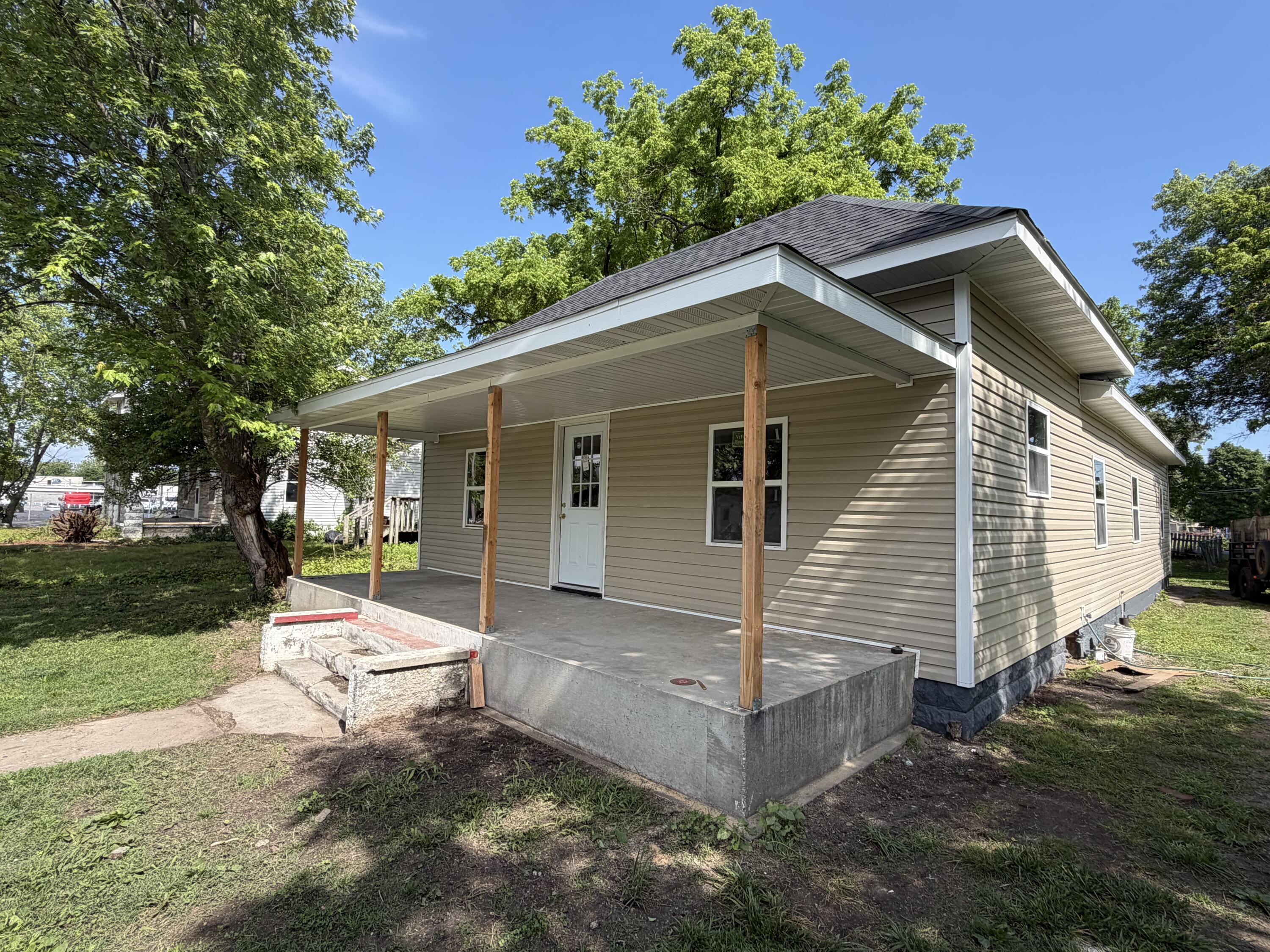 Photo 4 - Residential for sale – 305 E Rock Street  Aurora, MO