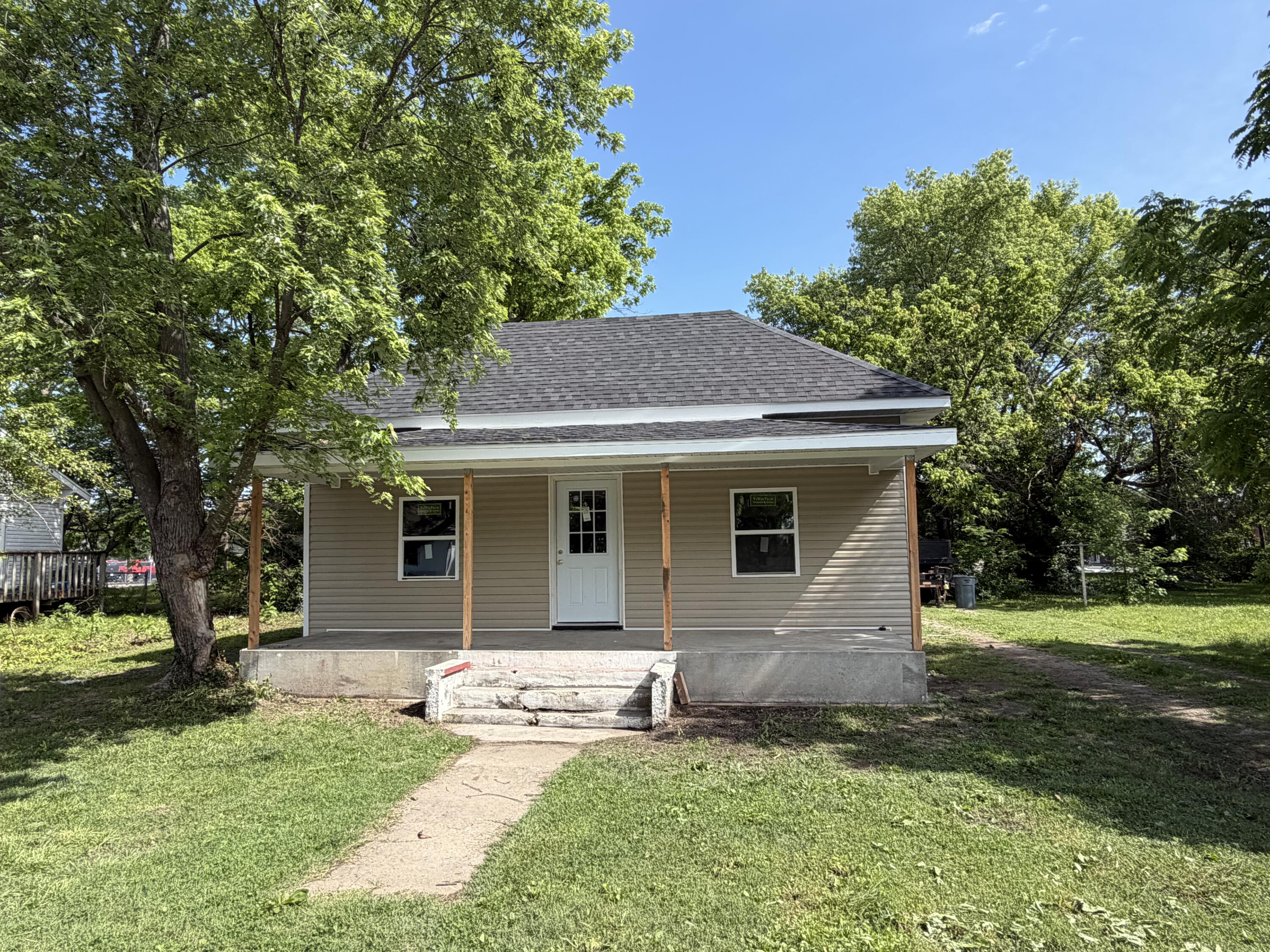 Photo 2 - Residential for sale – 305 E Rock Street  Aurora, MO