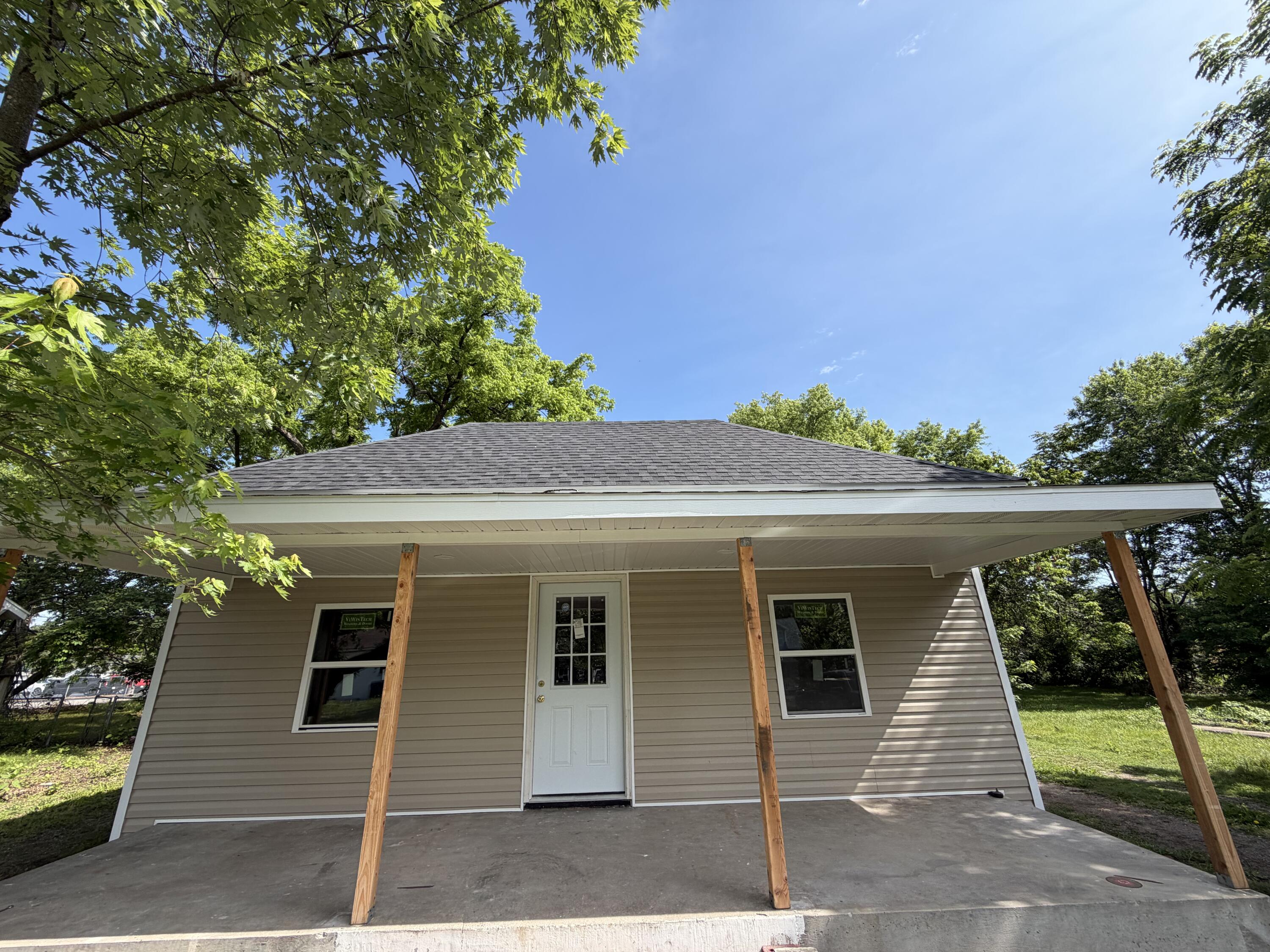 Photo 5 - Residential for sale – 305 E Rock Street  Aurora, MO