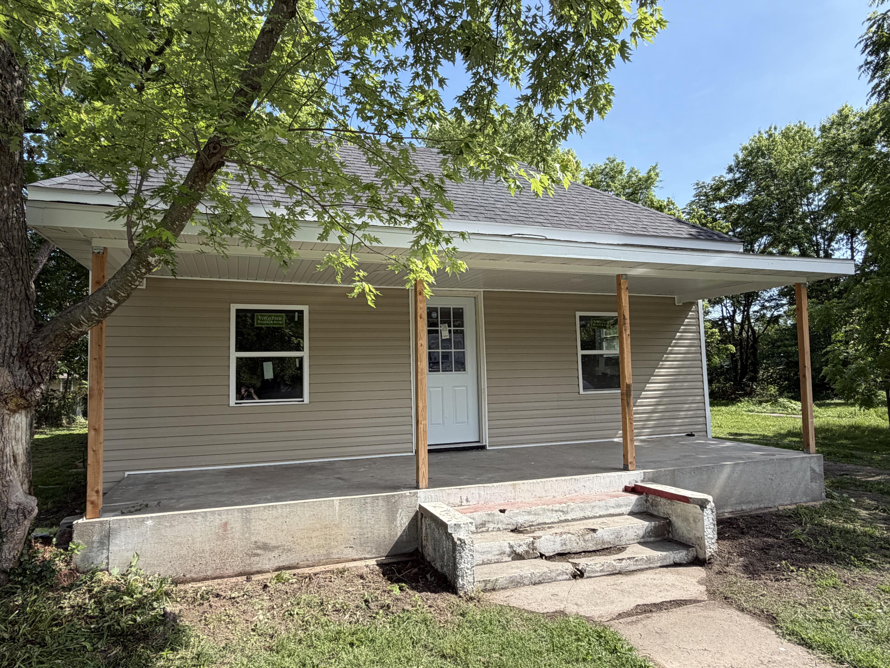 Photo 3 - Residential for sale – 305 E Rock Street  Aurora, MO