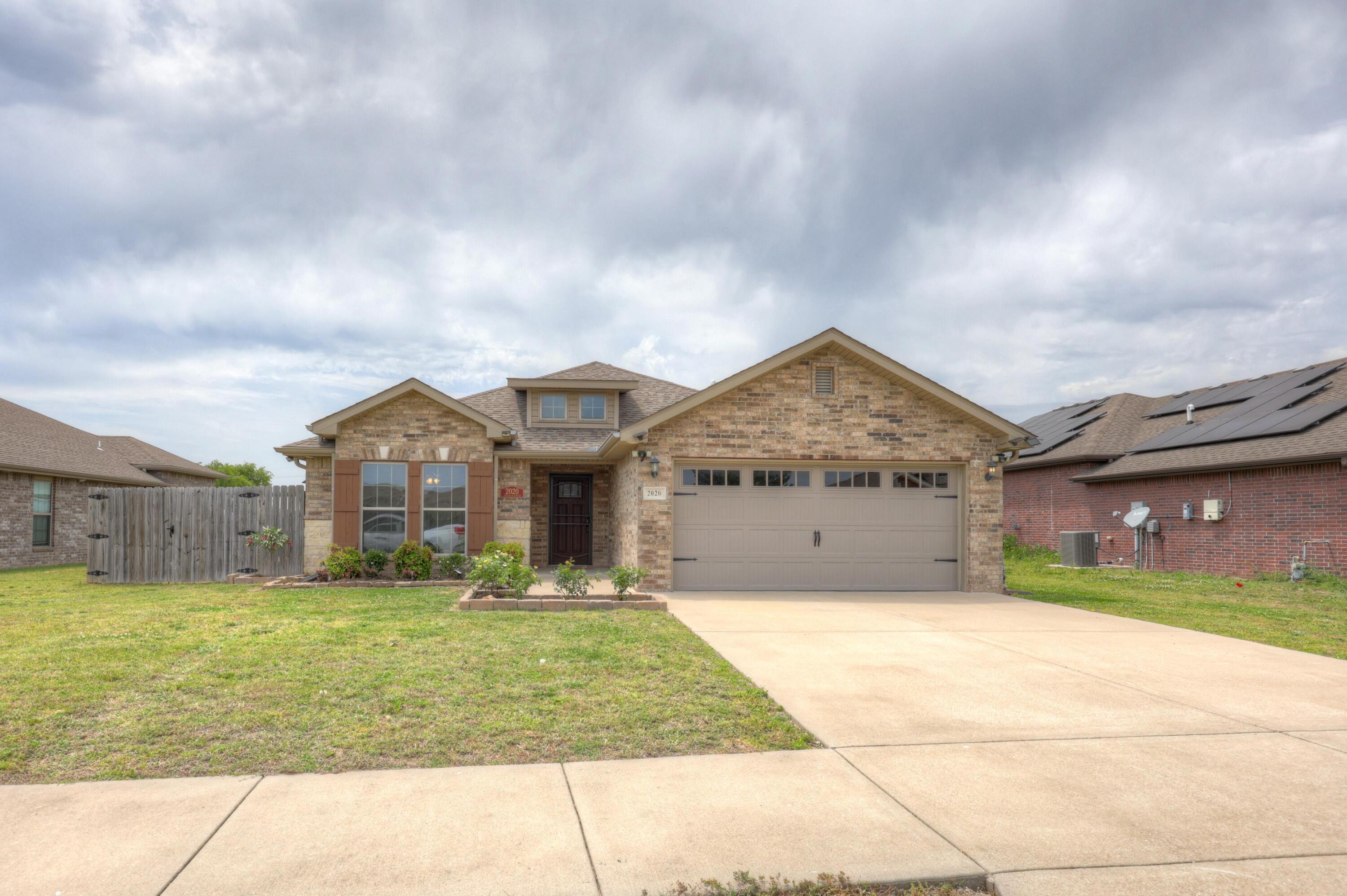 Photo 2 - Residential for sale – 2020 S Jonathan Hunter Street  Joplin, MO