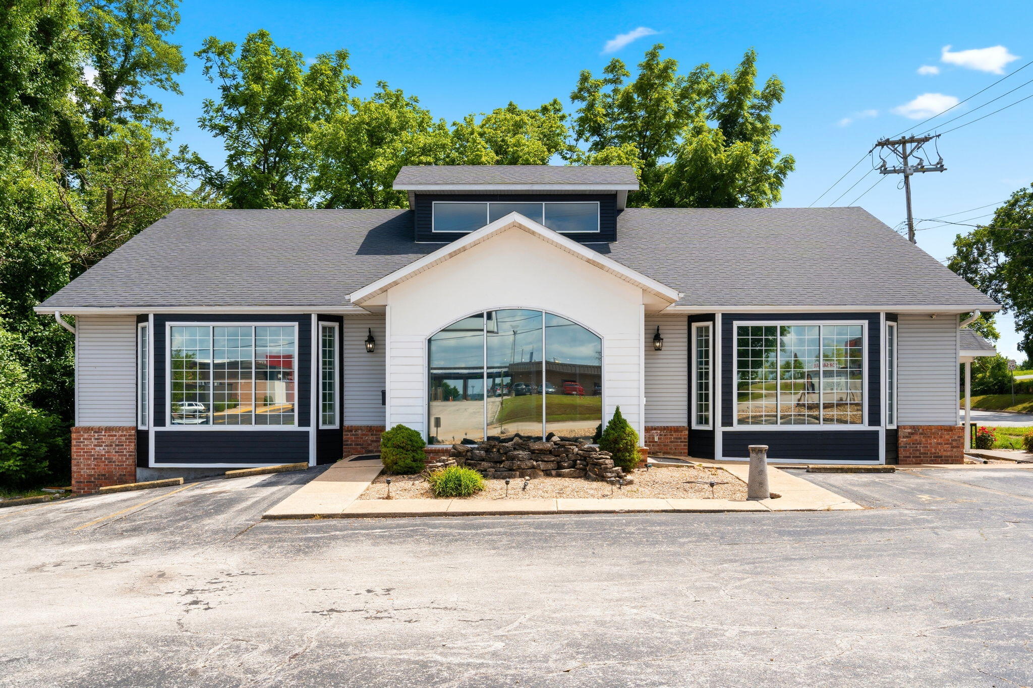 Photo 3 - Commercial Lease for sale – 590 W Pacific Street  Branson, MO
