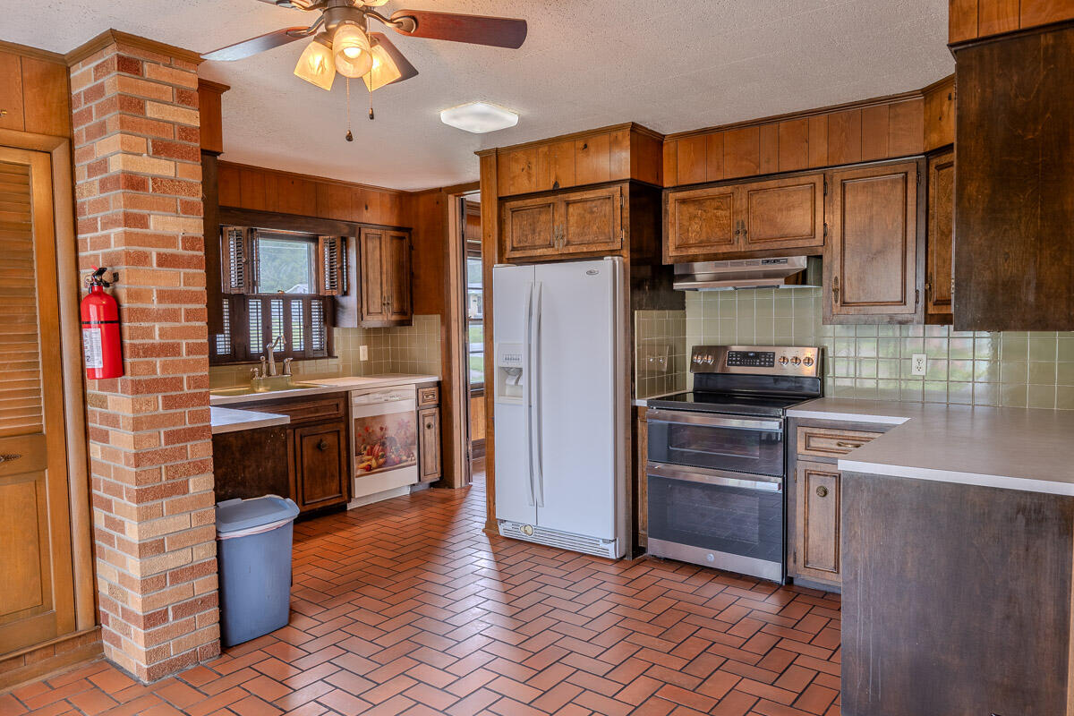 Photo 7 - Residential for sale – 631 W South Street  Neosho, MO